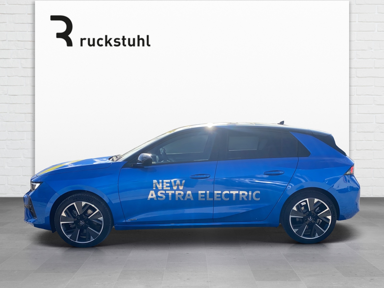 OPEL Astra-e Swiss Plus-showroom-element-2