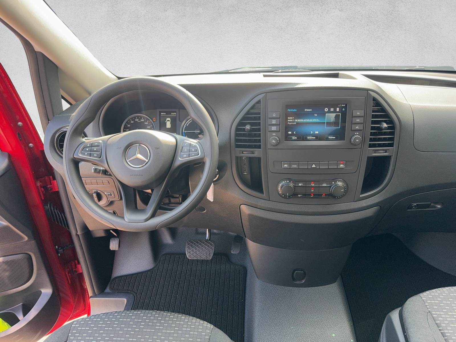 MERCEDES-BENZ eVito 90 kWh Tourer Pro-image-13