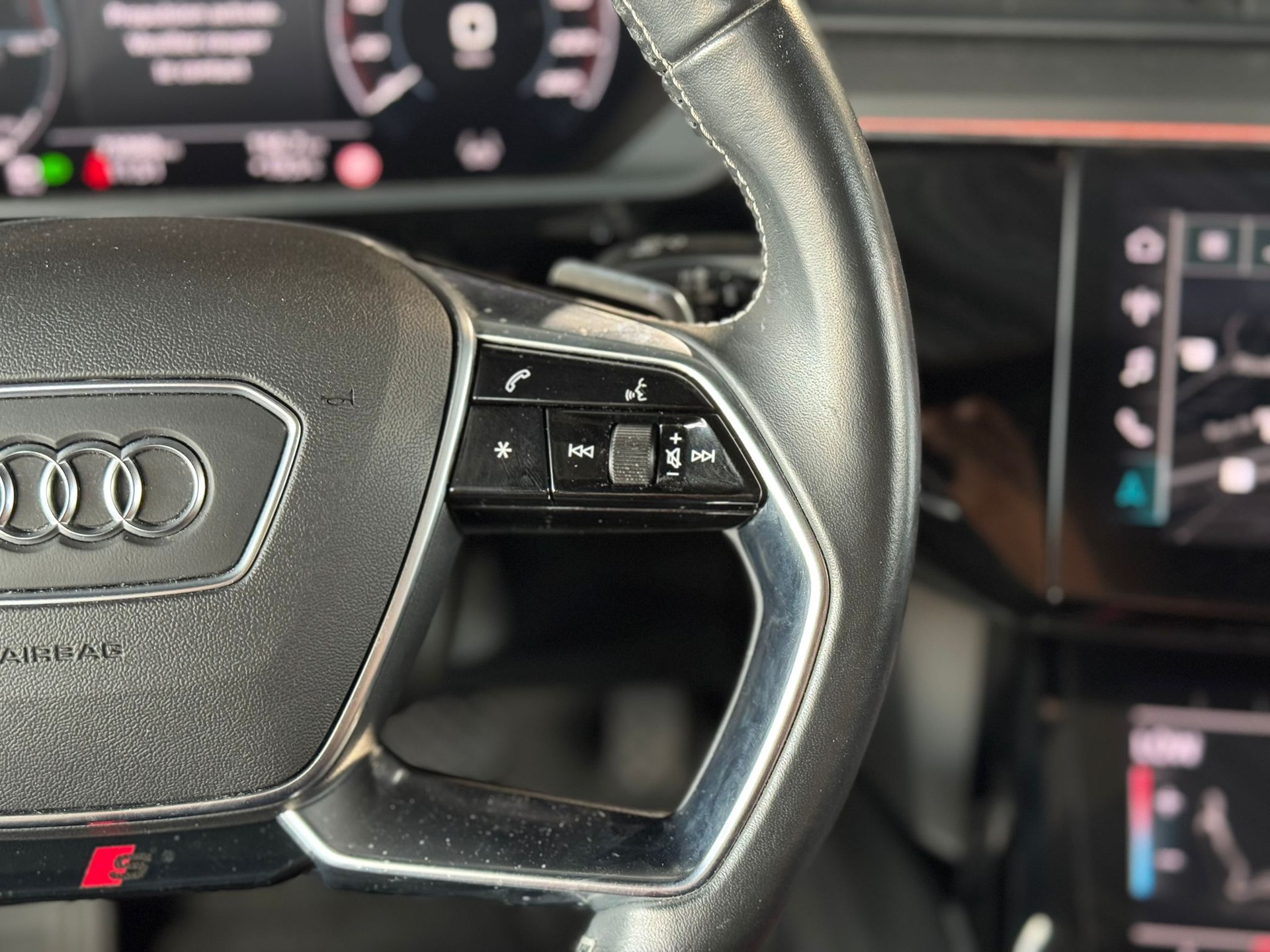 AUDI e-tron 55 S Line Black Edition quattro-image-16