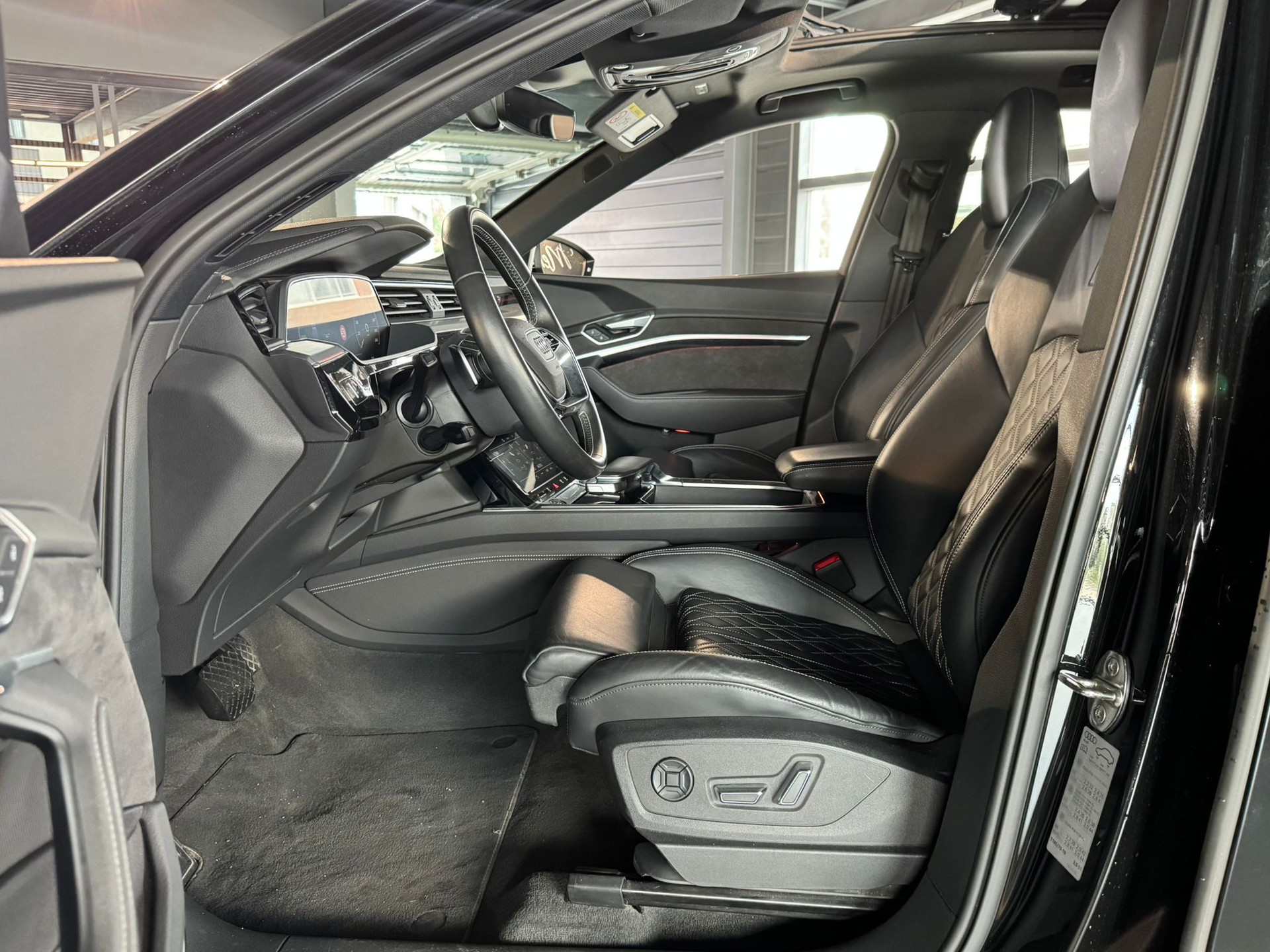 AUDI e-tron 55 S Line Black Edition quattro-image-13