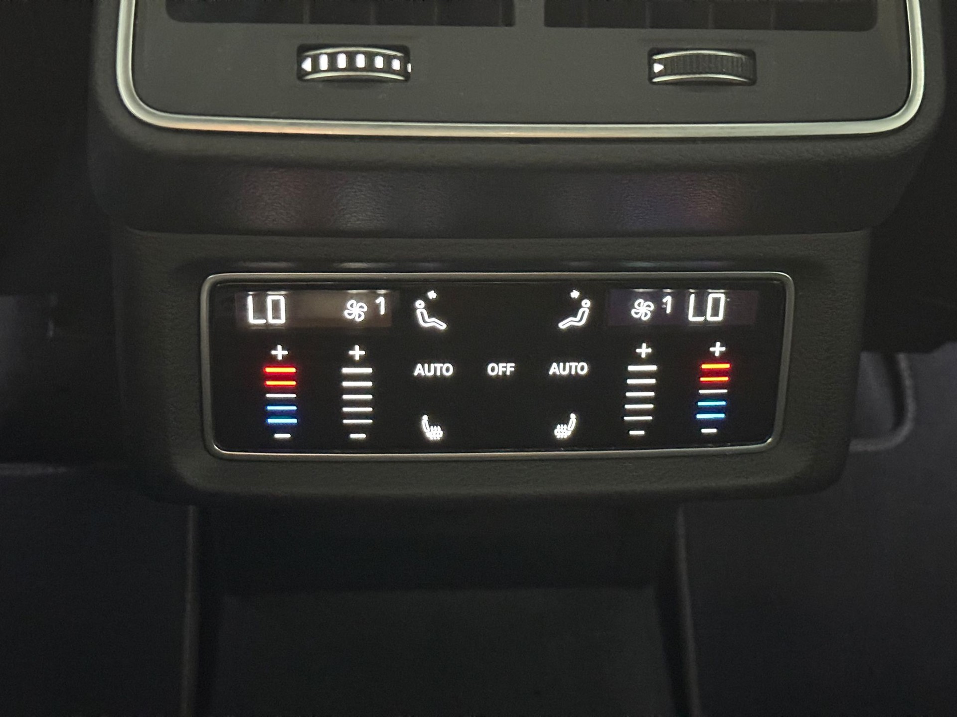 AUDI e-tron 55 S Line Black Edition quattro-image-24