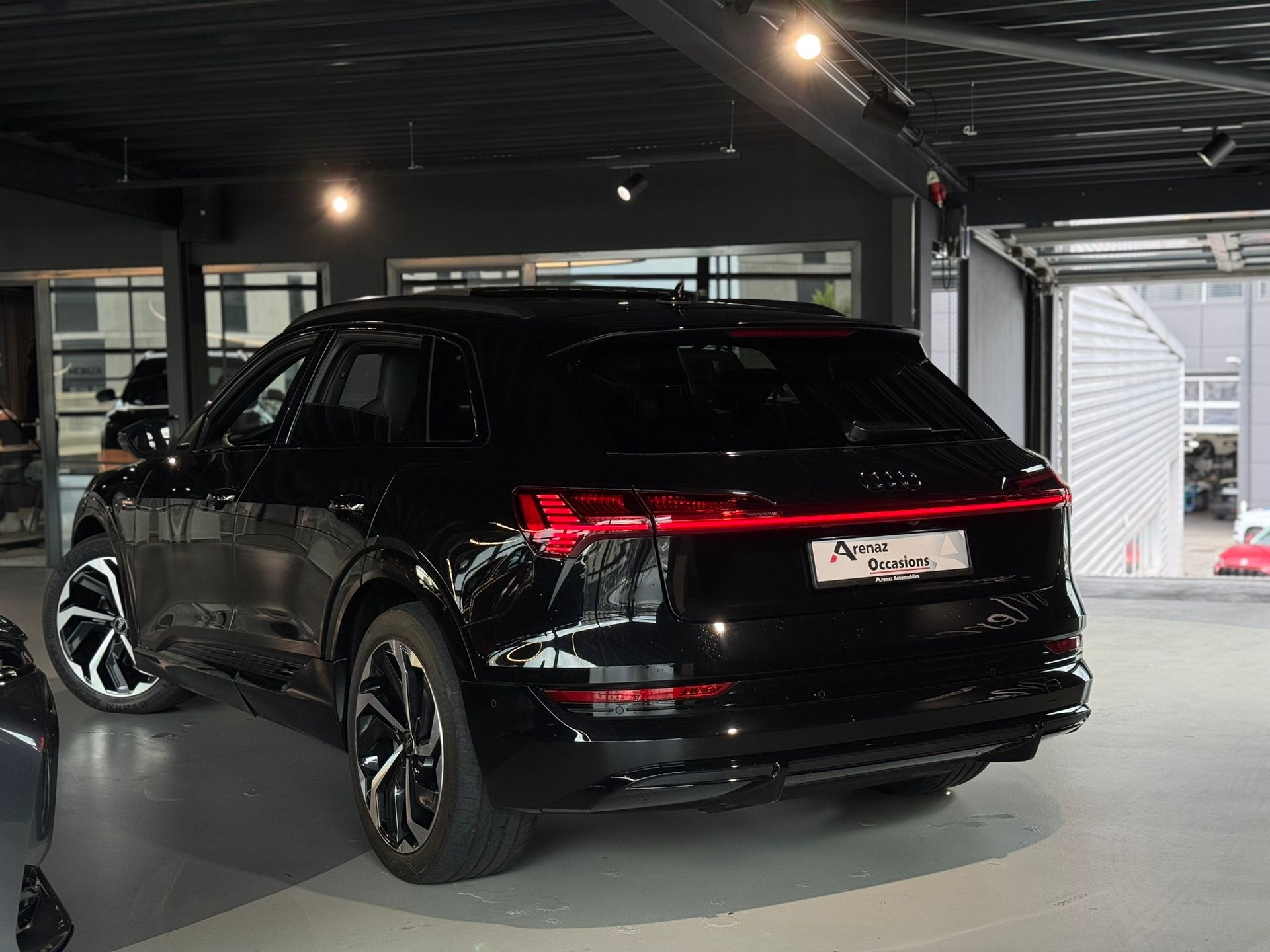 AUDI e-tron 55 S Line Black Edition quattro-image-4