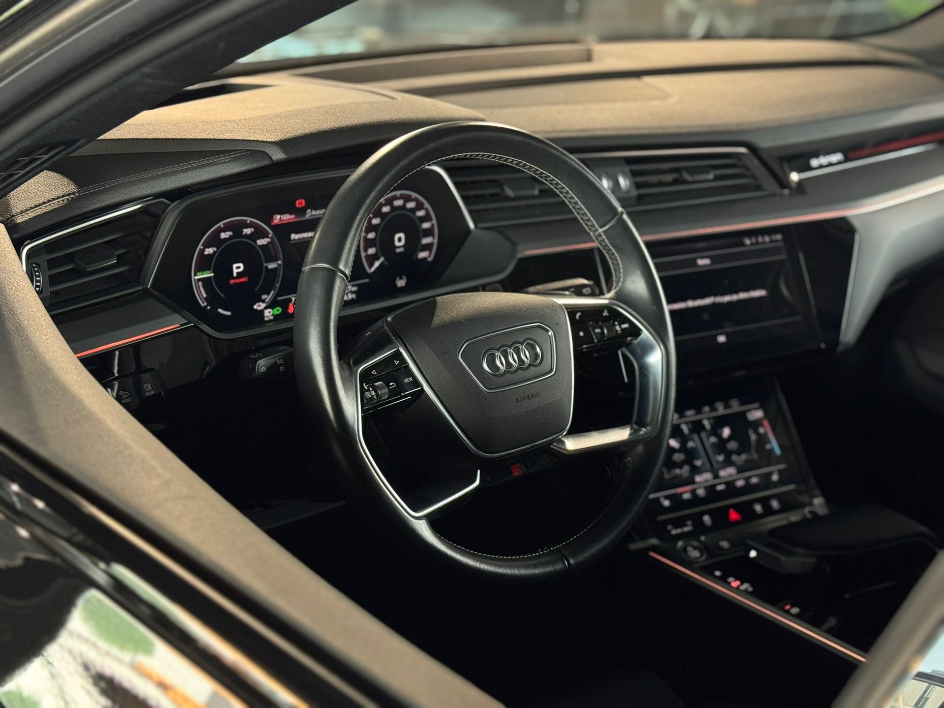 AUDI e-tron 55 S Line Black Edition quattro-image-10