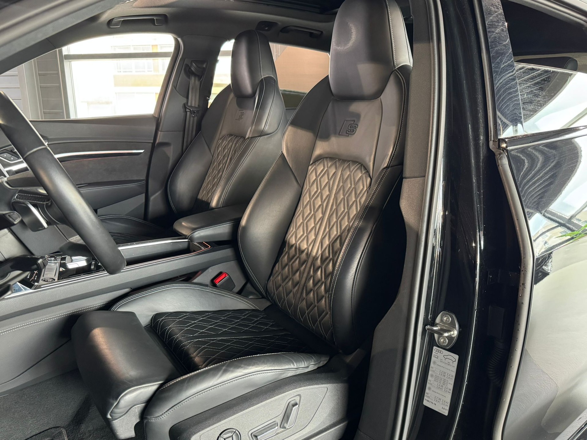 AUDI e-tron 55 S Line Black Edition quattro-image-12