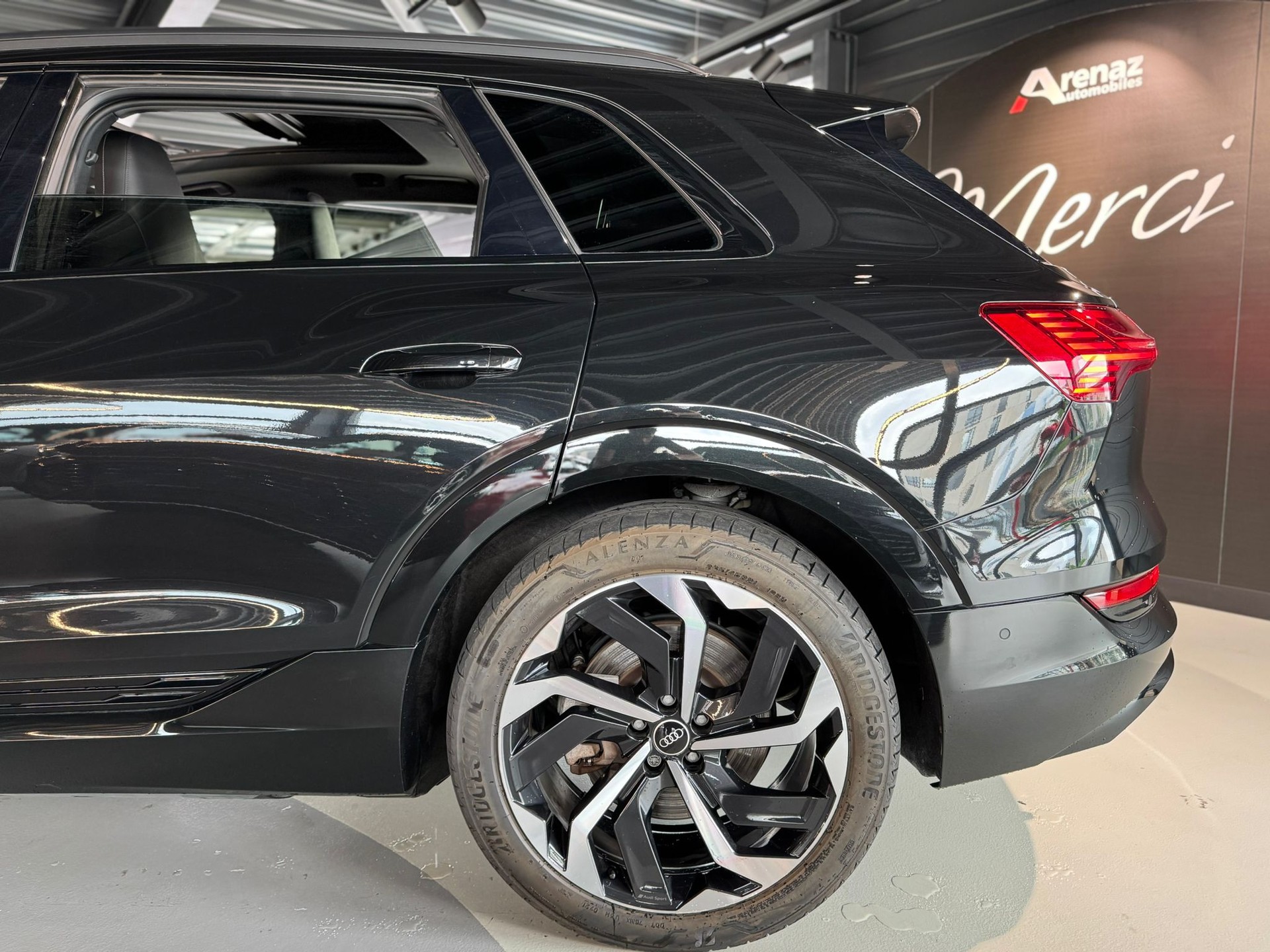 AUDI e-tron 55 S Line Black Edition quattro-image-6