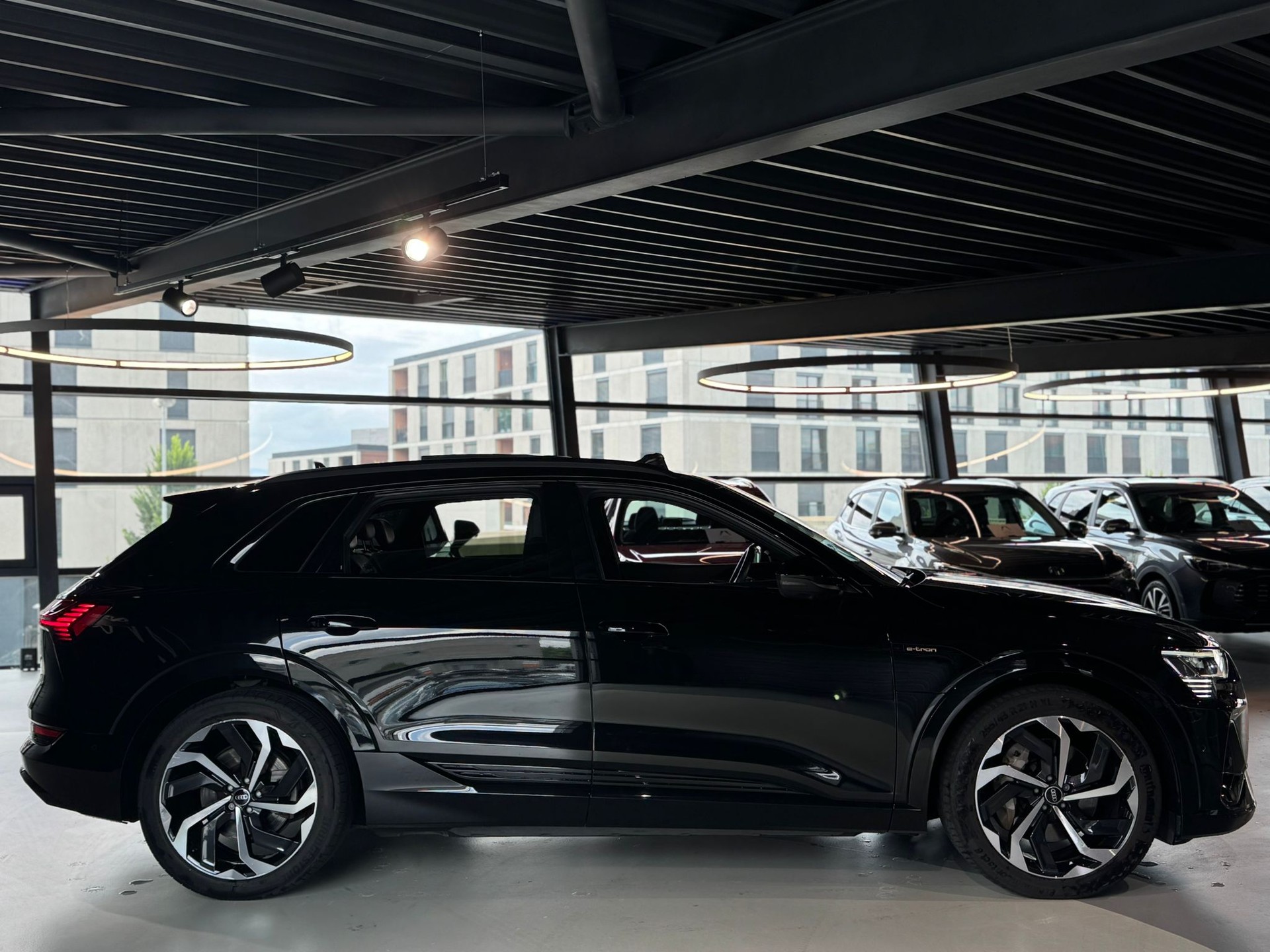 AUDI e-tron 55 S Line Black Edition quattro-image-5