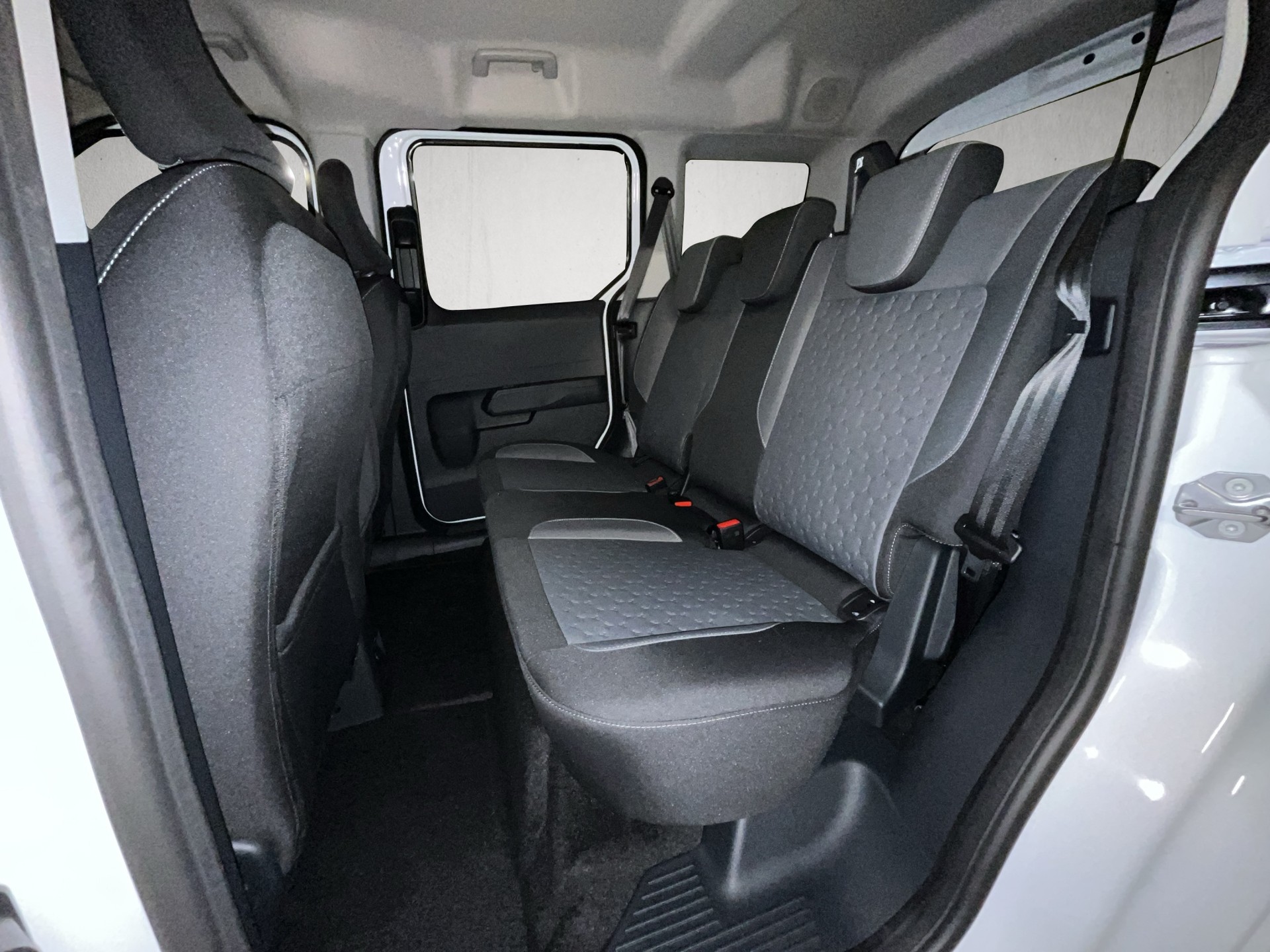 FORD E-Tourneo Courier Titanium-image-12