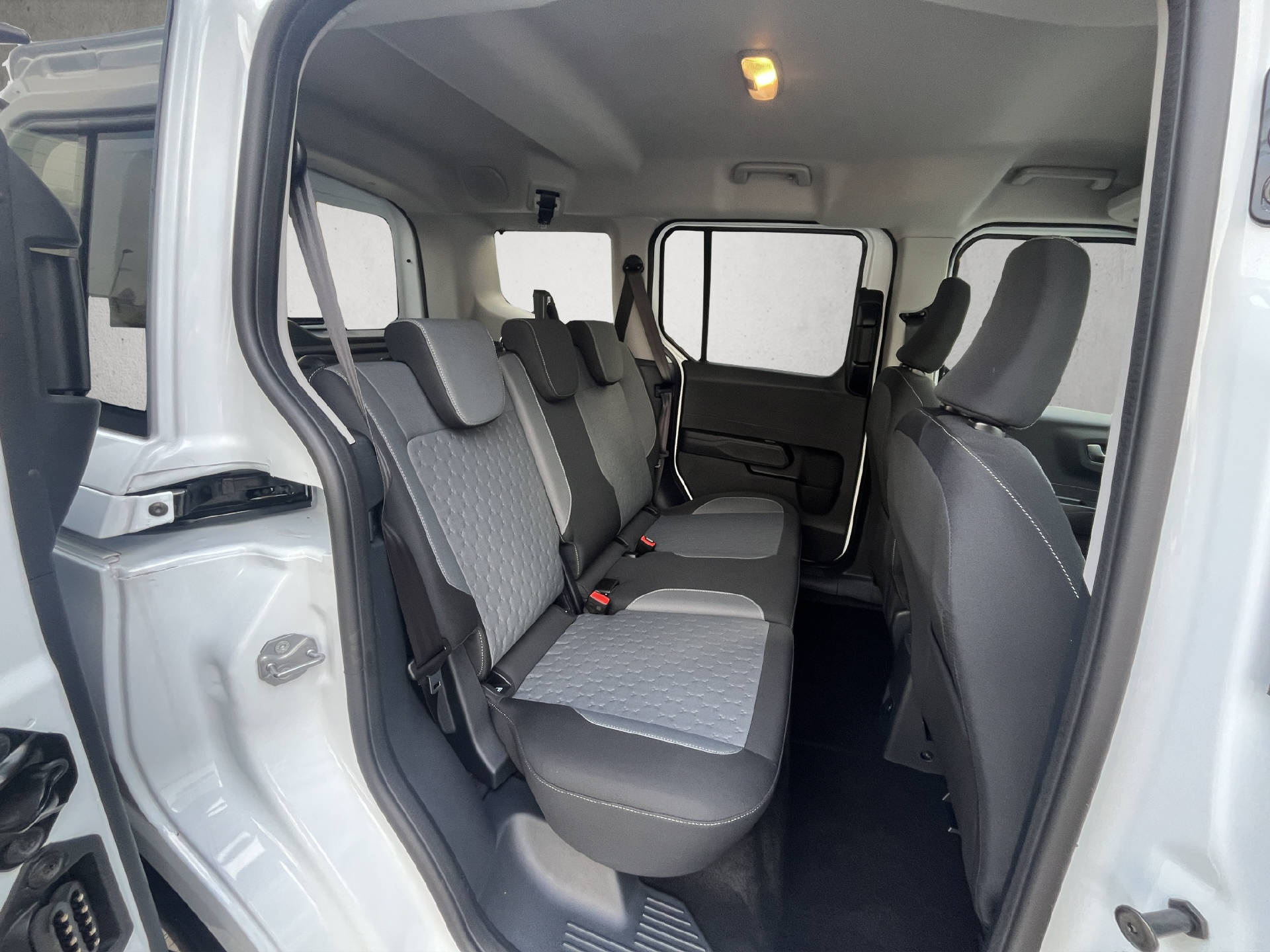 FORD E-Tourneo Courier Titanium-image-19
