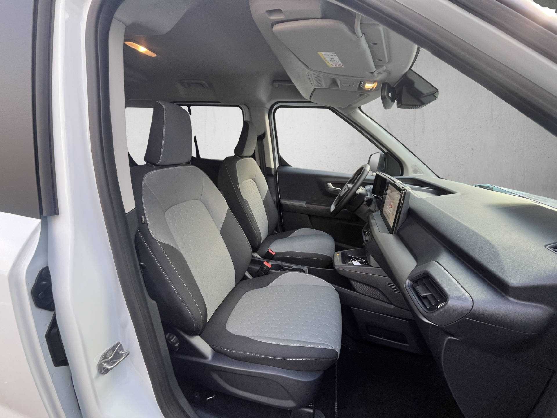 FORD E-Tourneo Courier Titanium-image-18
