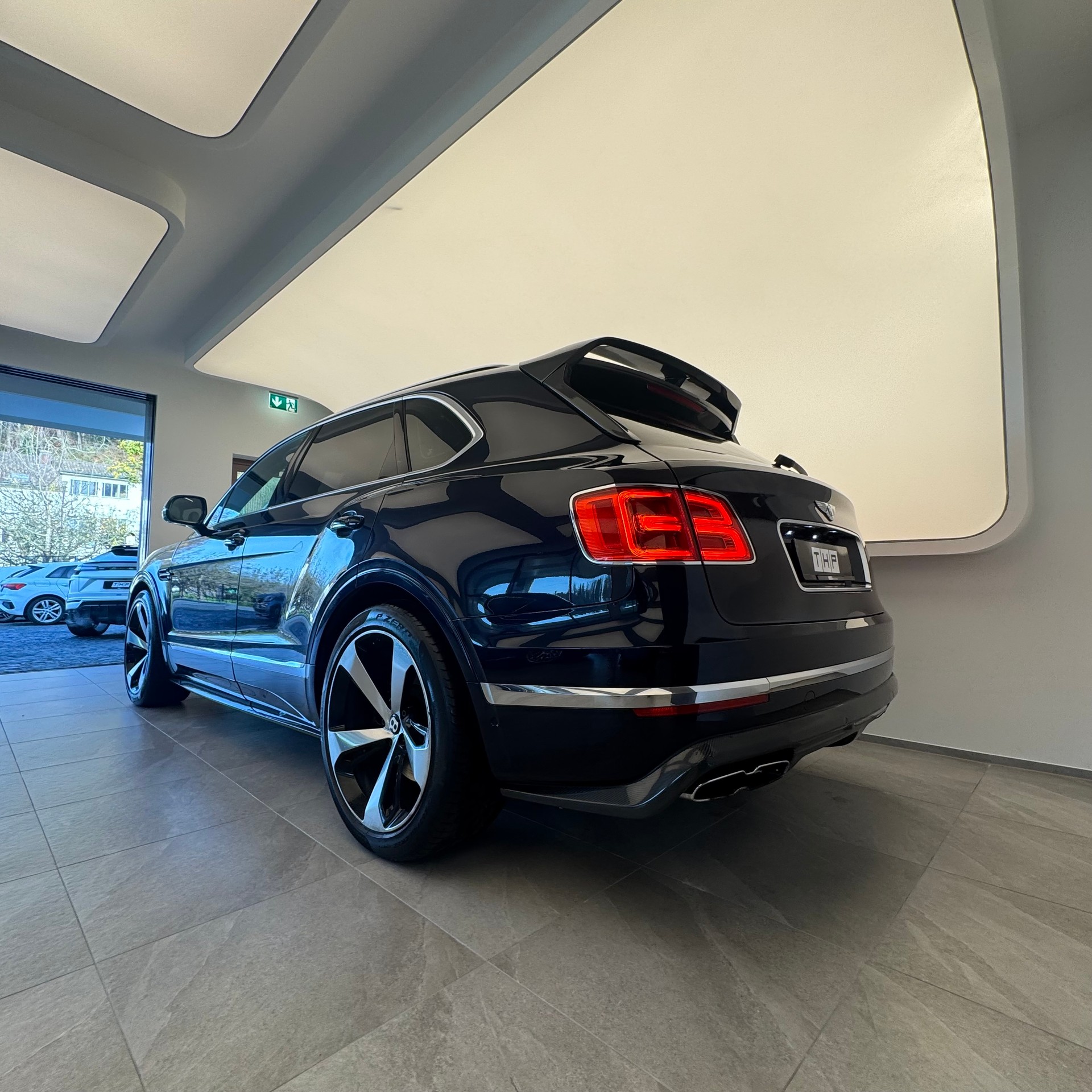 BENTLEY Bentayga V8-image-4