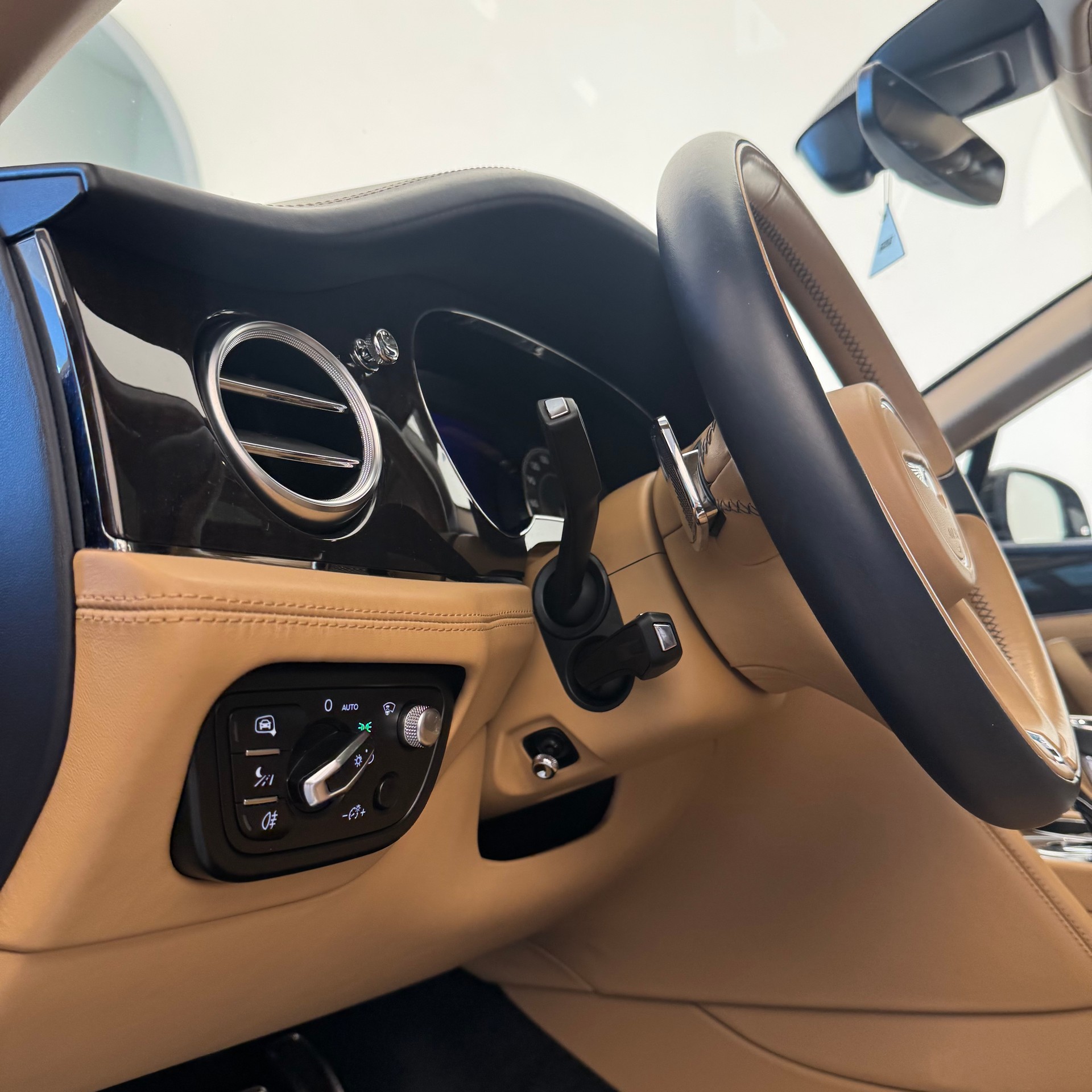 BENTLEY Bentayga V8-image-11