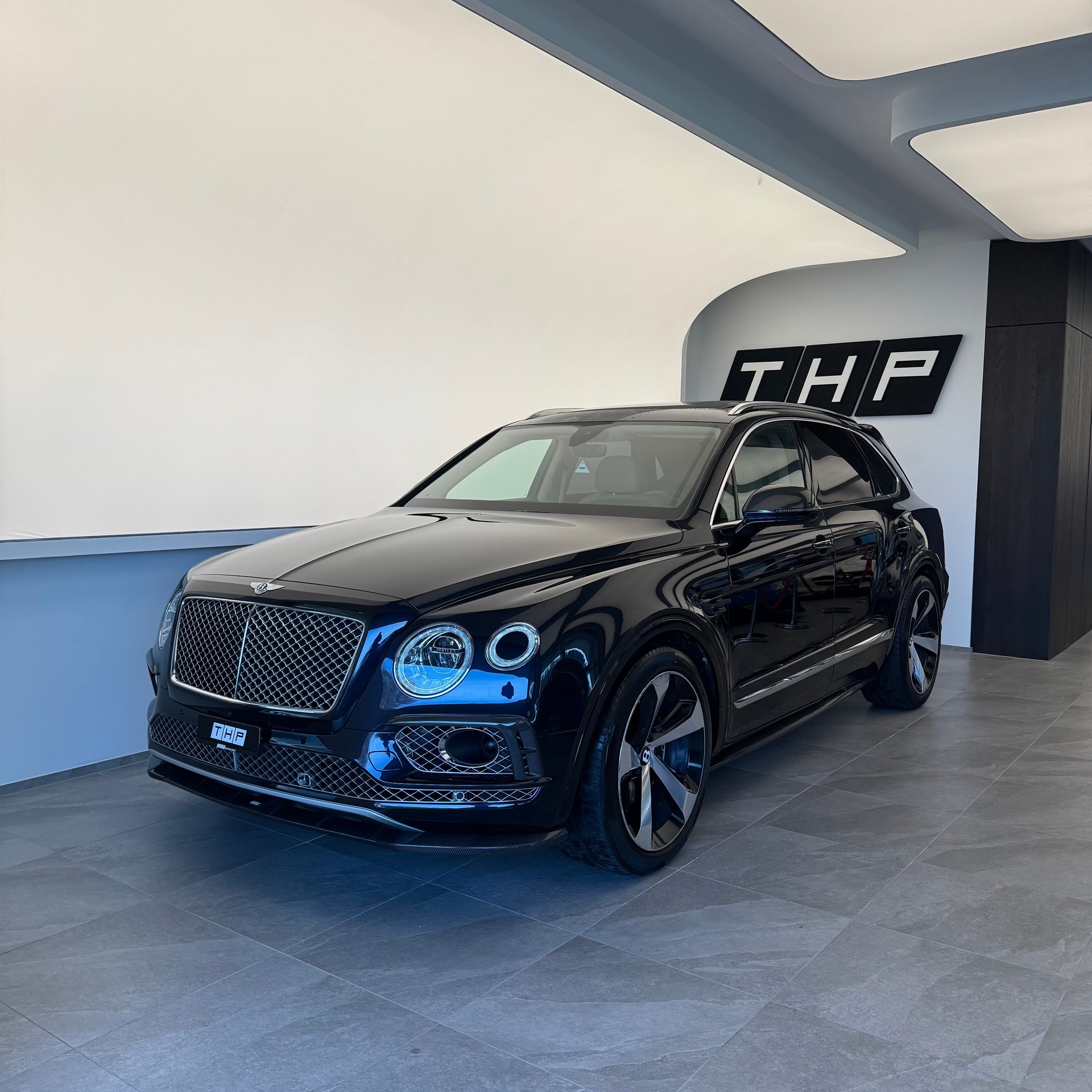 BENTLEY Bentayga V8