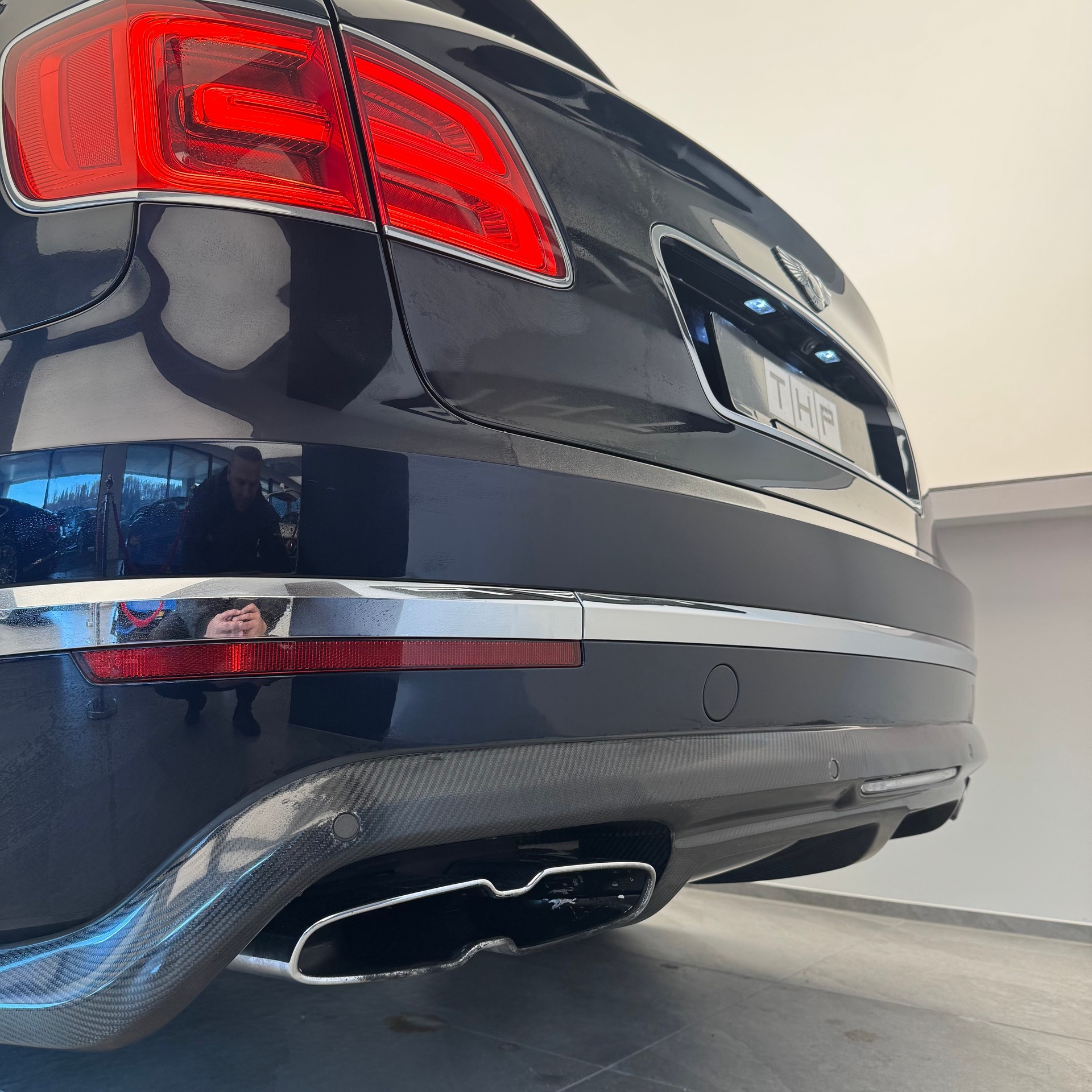BENTLEY Bentayga V8-image-6
