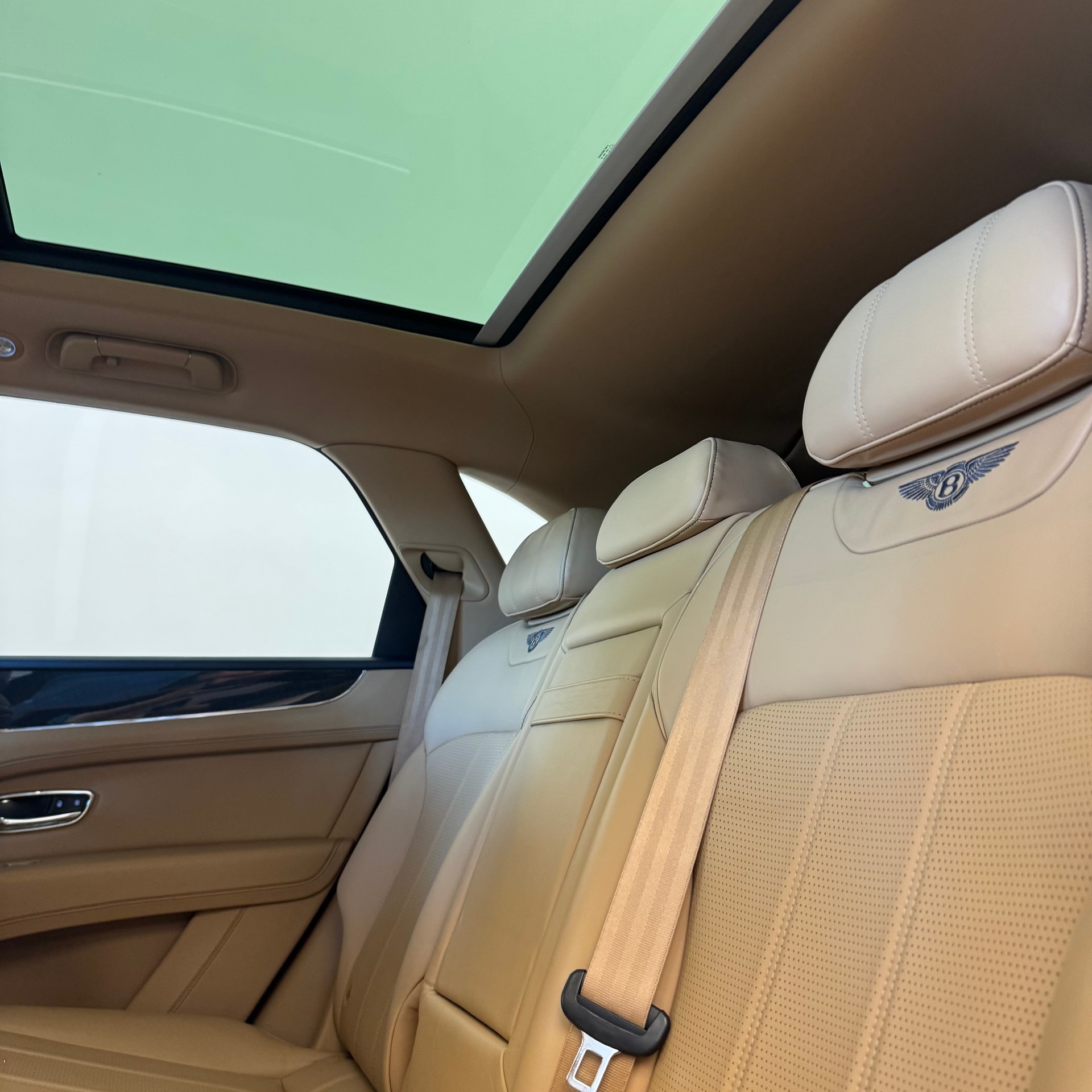 BENTLEY Bentayga V8-image-7