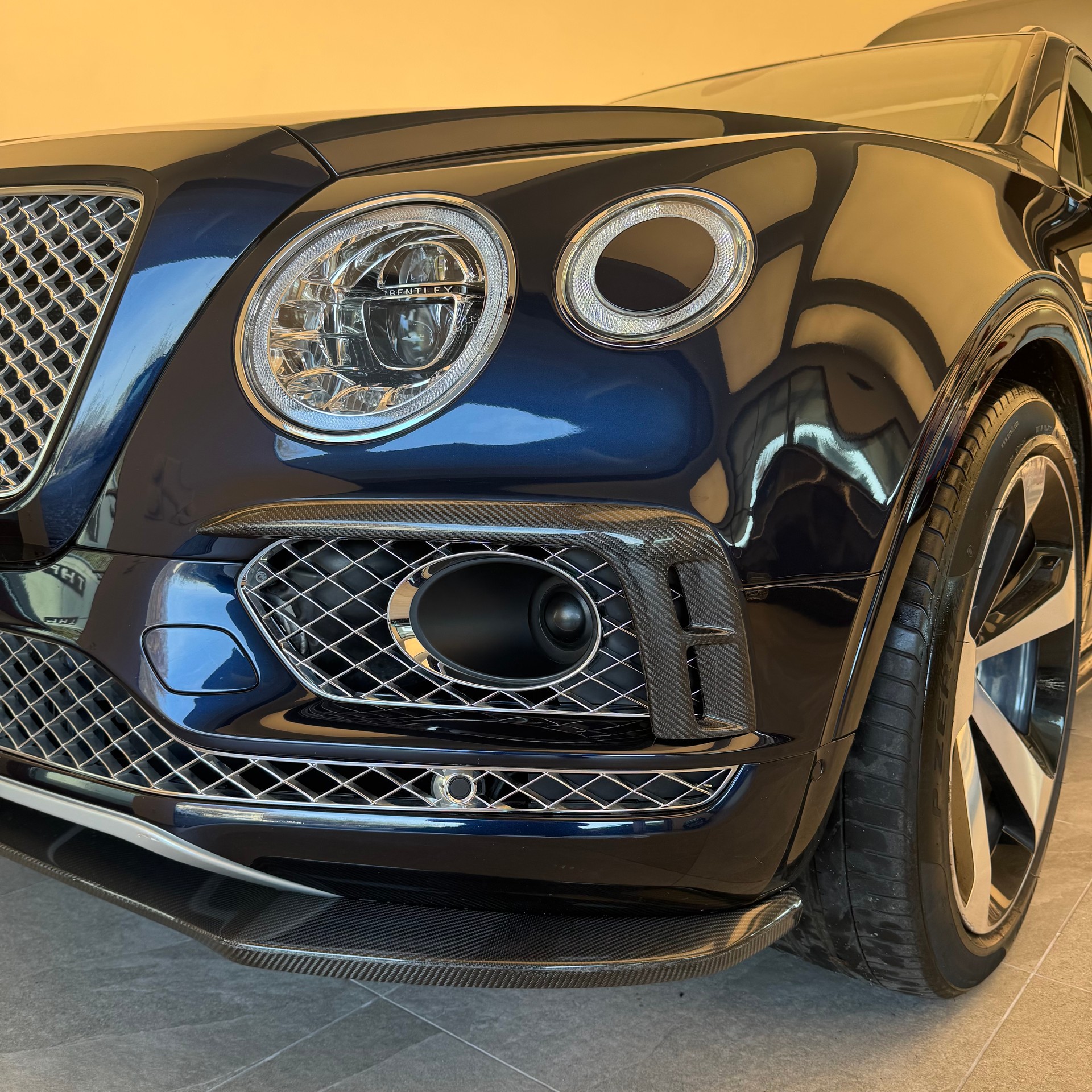 BENTLEY Bentayga V8-showroom-element-2