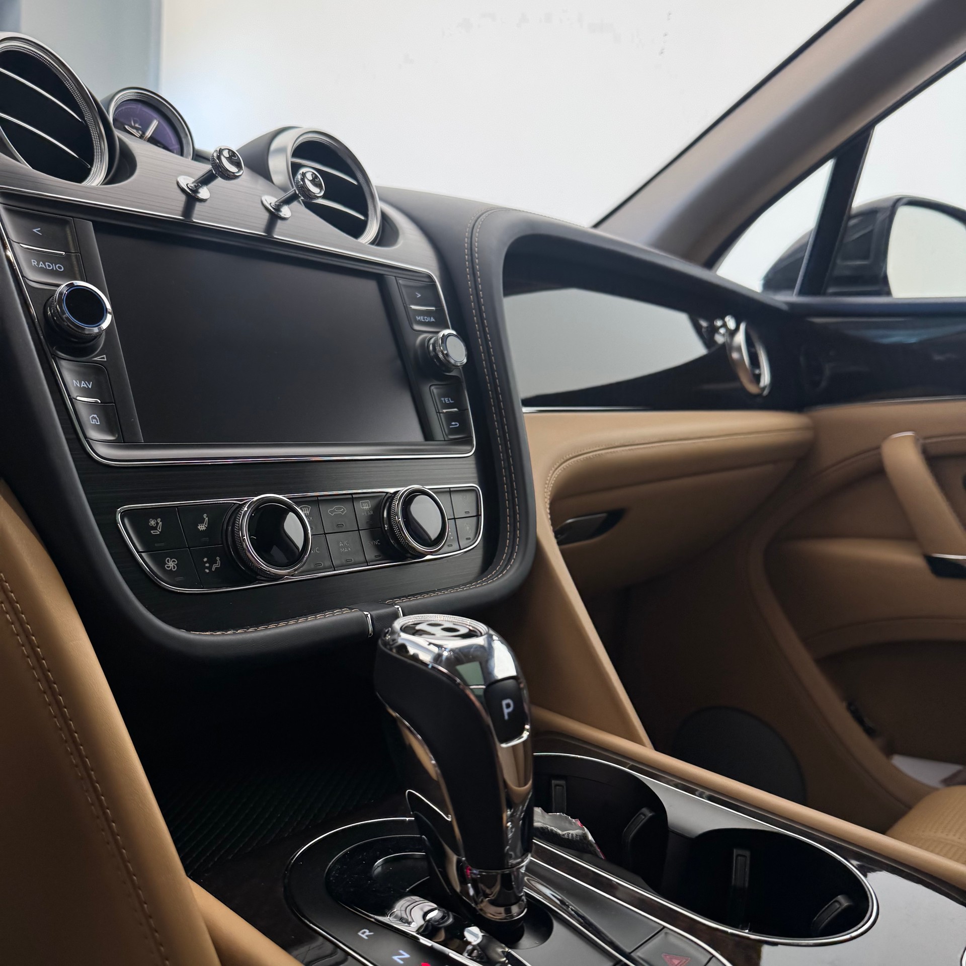 BENTLEY Bentayga V8-image-9