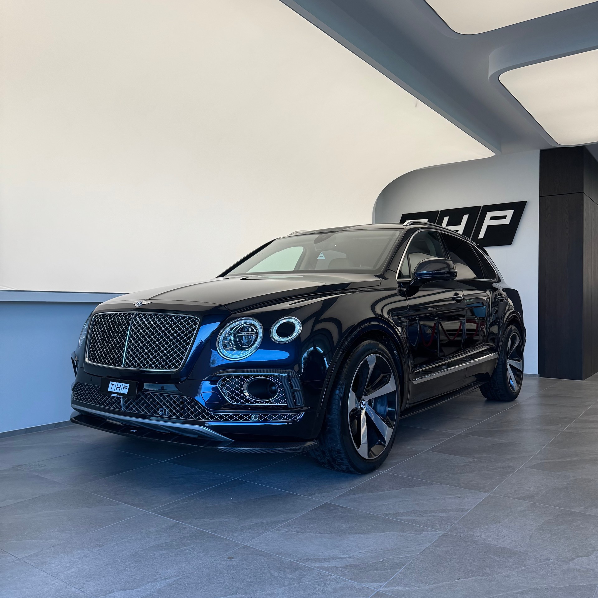 BENTLEY Bentayga V8-showroom-element-1