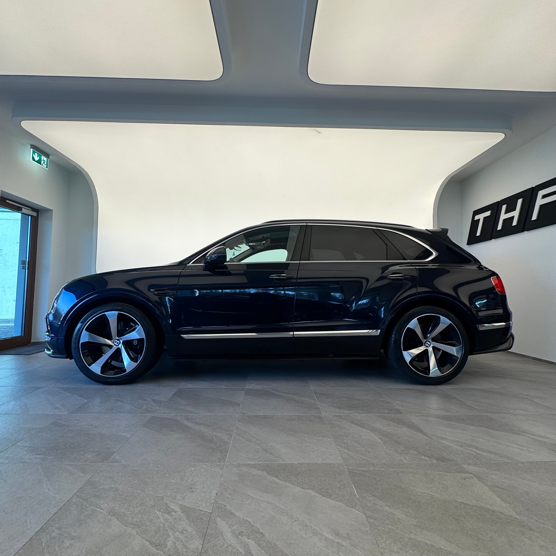 BENTLEY Bentayga V8-showroom-element-3