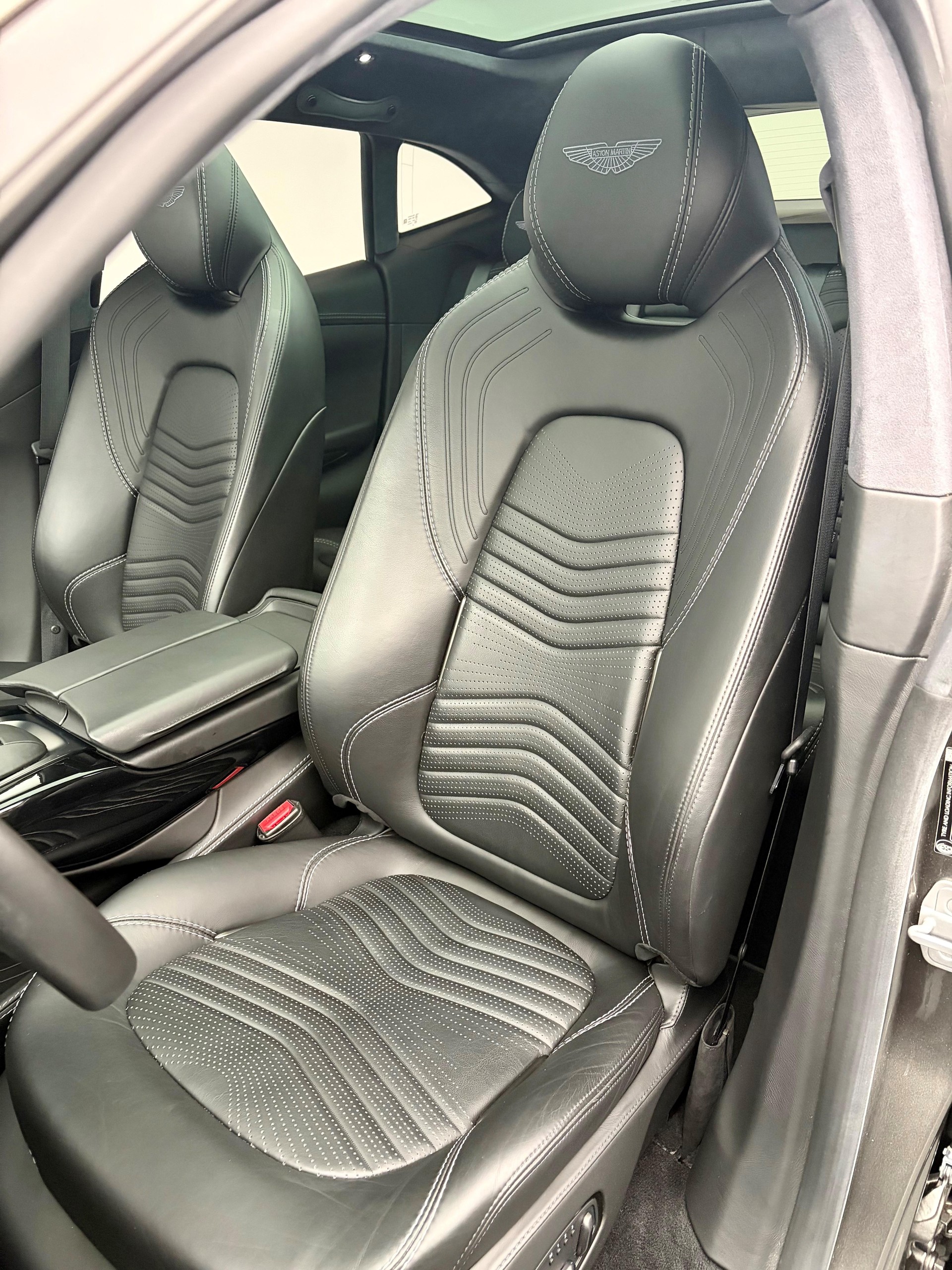 ASTON MARTIN DBX 4.0 V8 Bi-Turbo-image-5