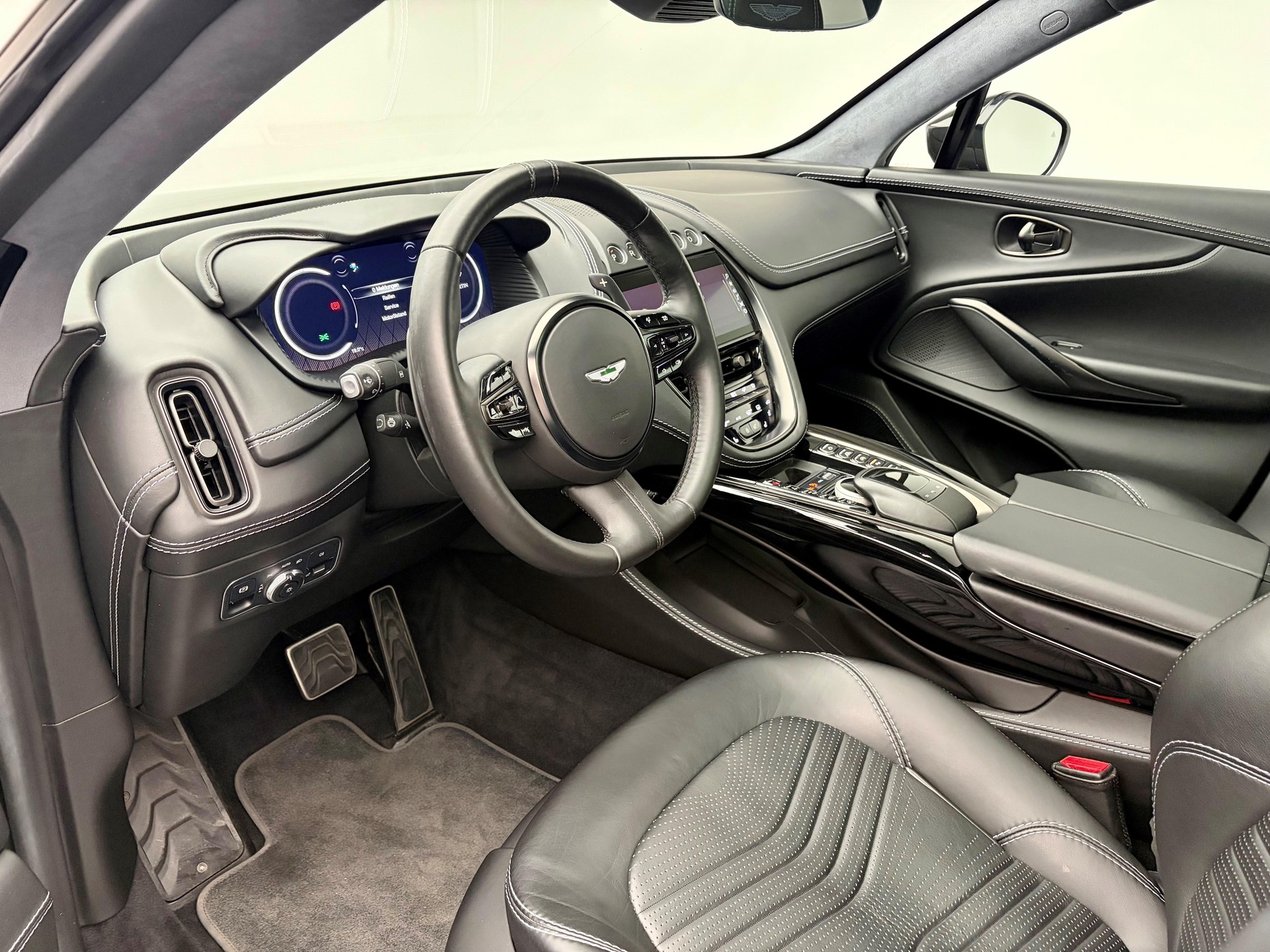ASTON MARTIN DBX 4.0 V8 Bi-Turbo-showroom-element-2