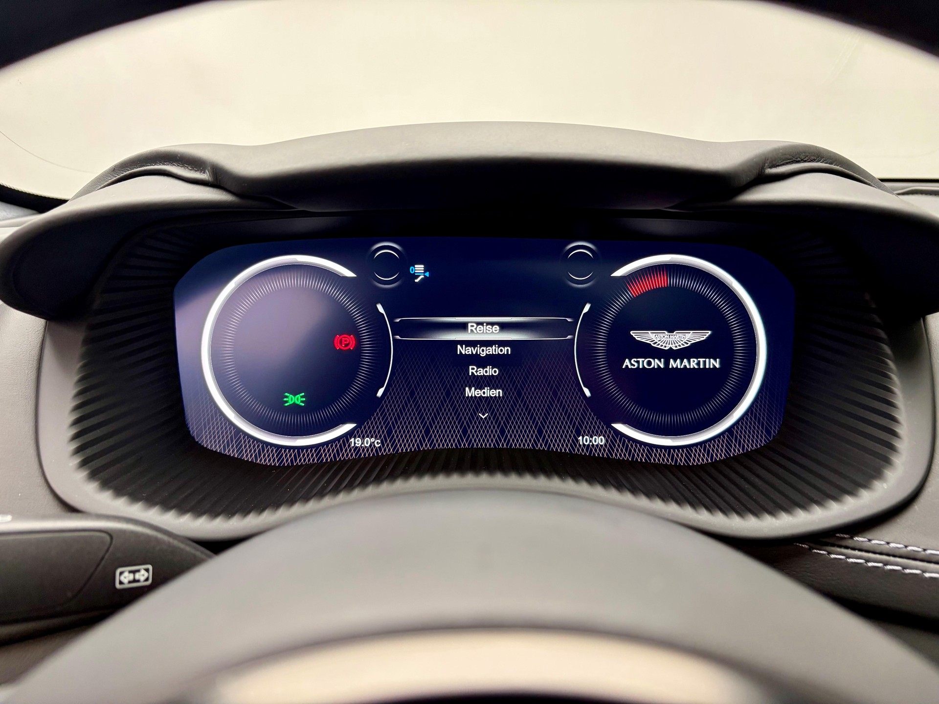 ASTON MARTIN DBX 4.0 V8 Bi-Turbo-image-4