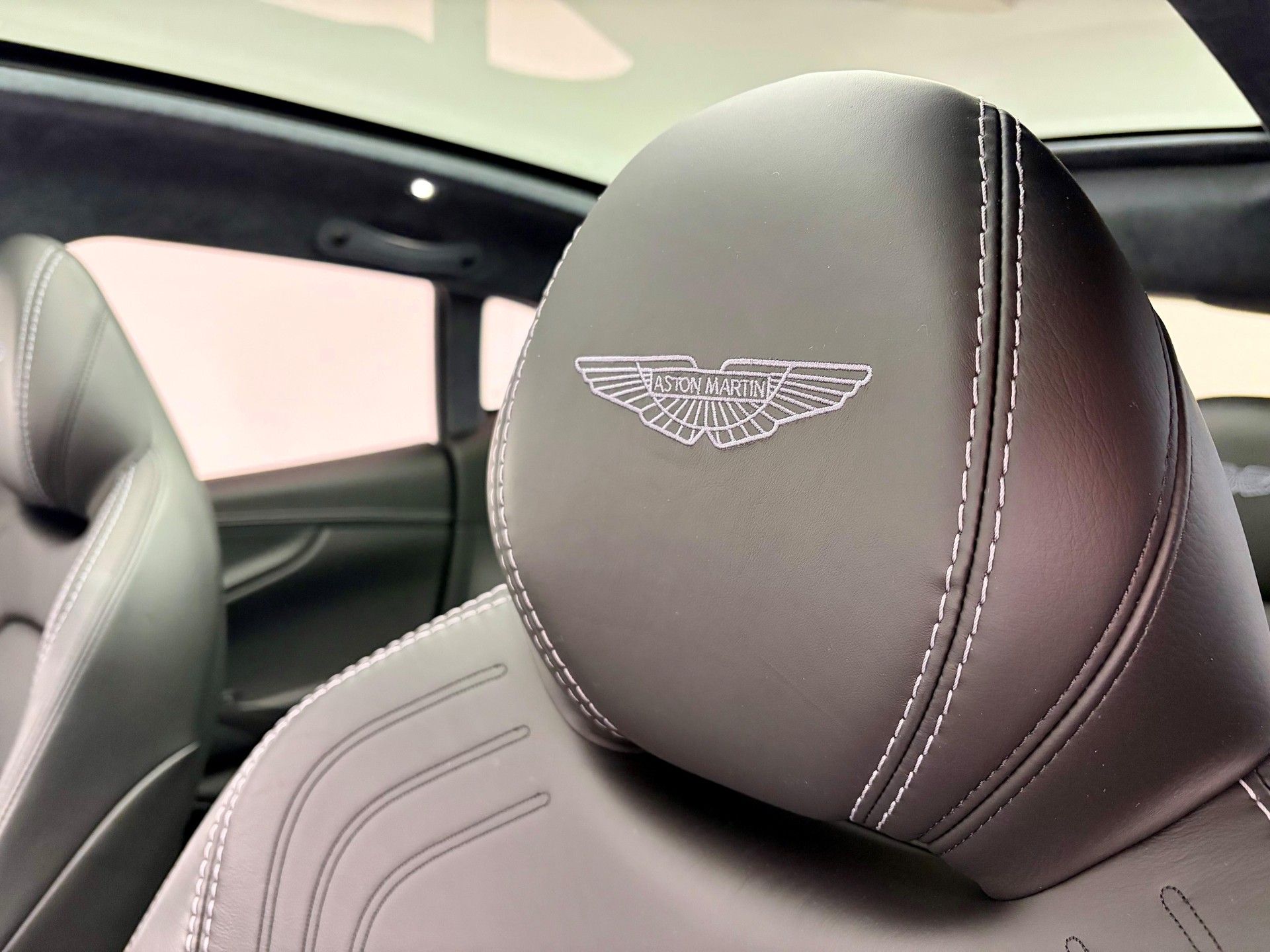 ASTON MARTIN DBX 4.0 V8 Bi-Turbo-image-7