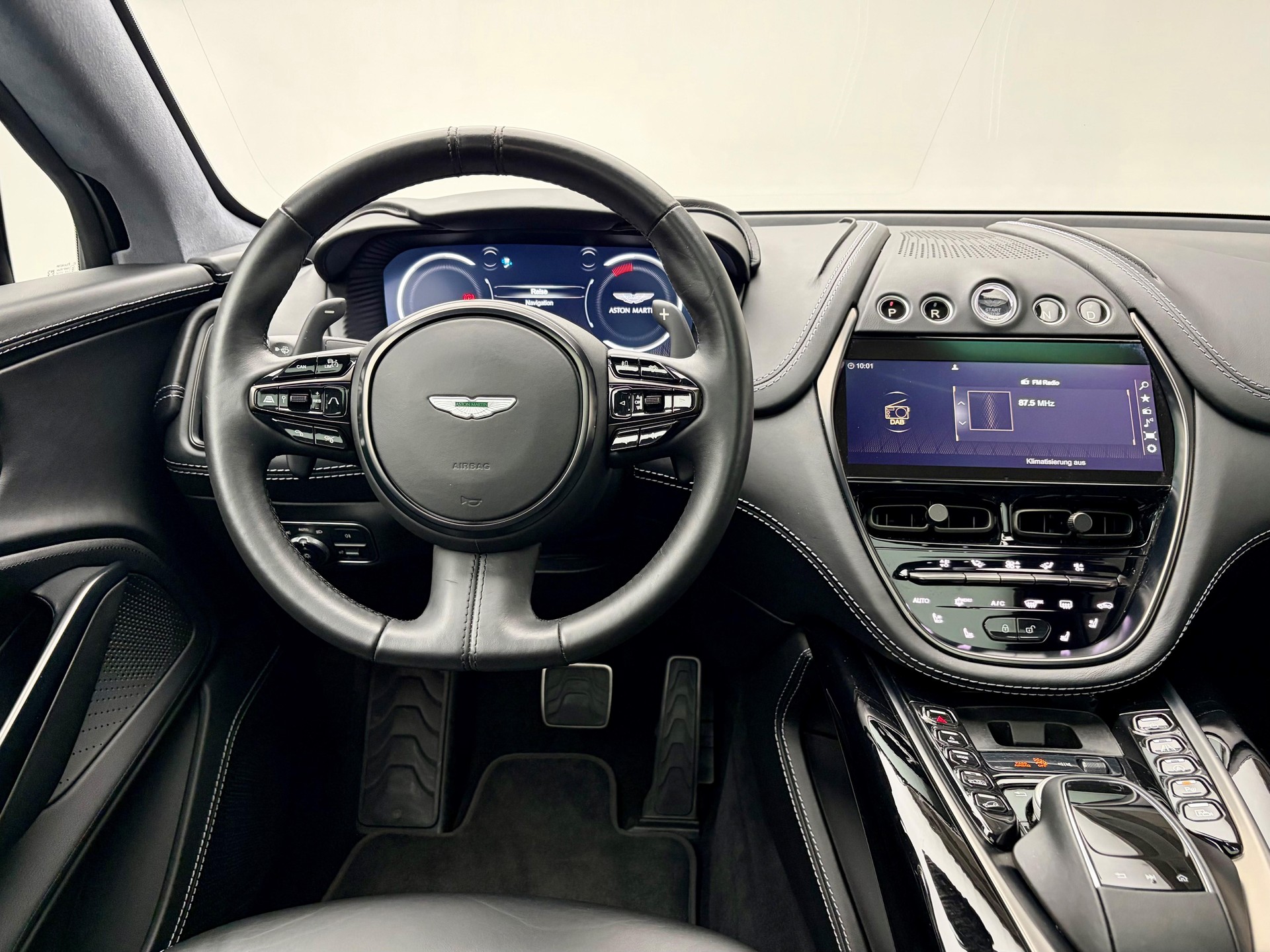 ASTON MARTIN DBX 4.0 V8 Bi-Turbo-showroom-element-3