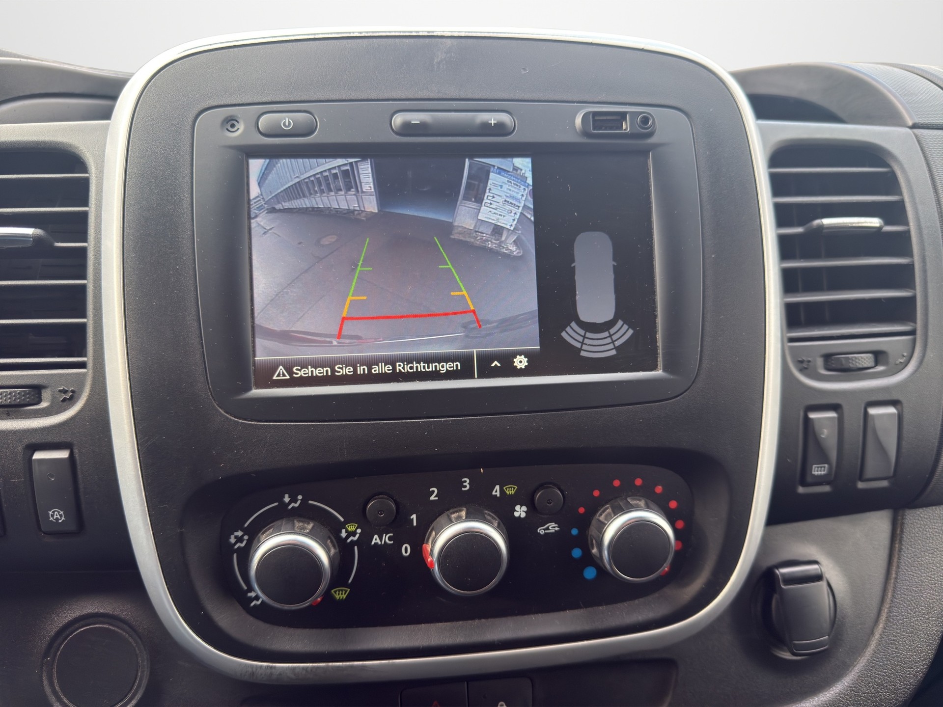 RENAULT Trafic 2.0 dCi 120 3.0t Business L1H1-image-11