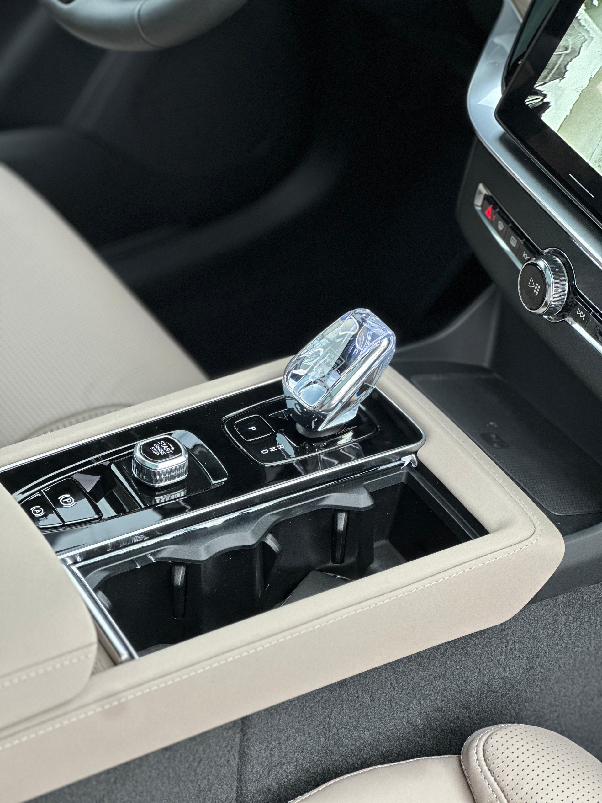 VOLVO XC90 2.0 T8 TE XCLUSIVE Edition Dark eAWD-image-16