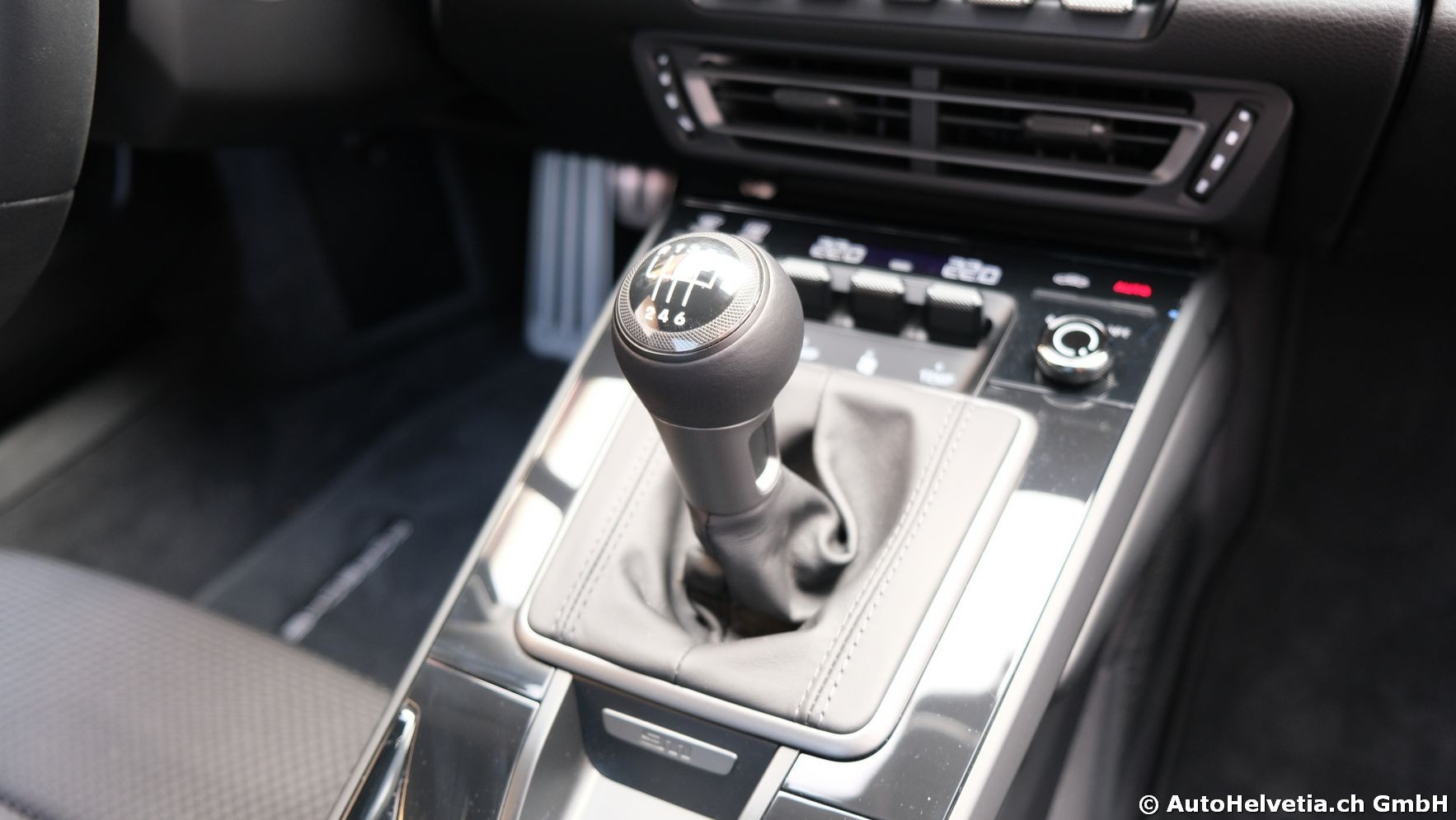 PORSCHE 911 Carrera T-image-10