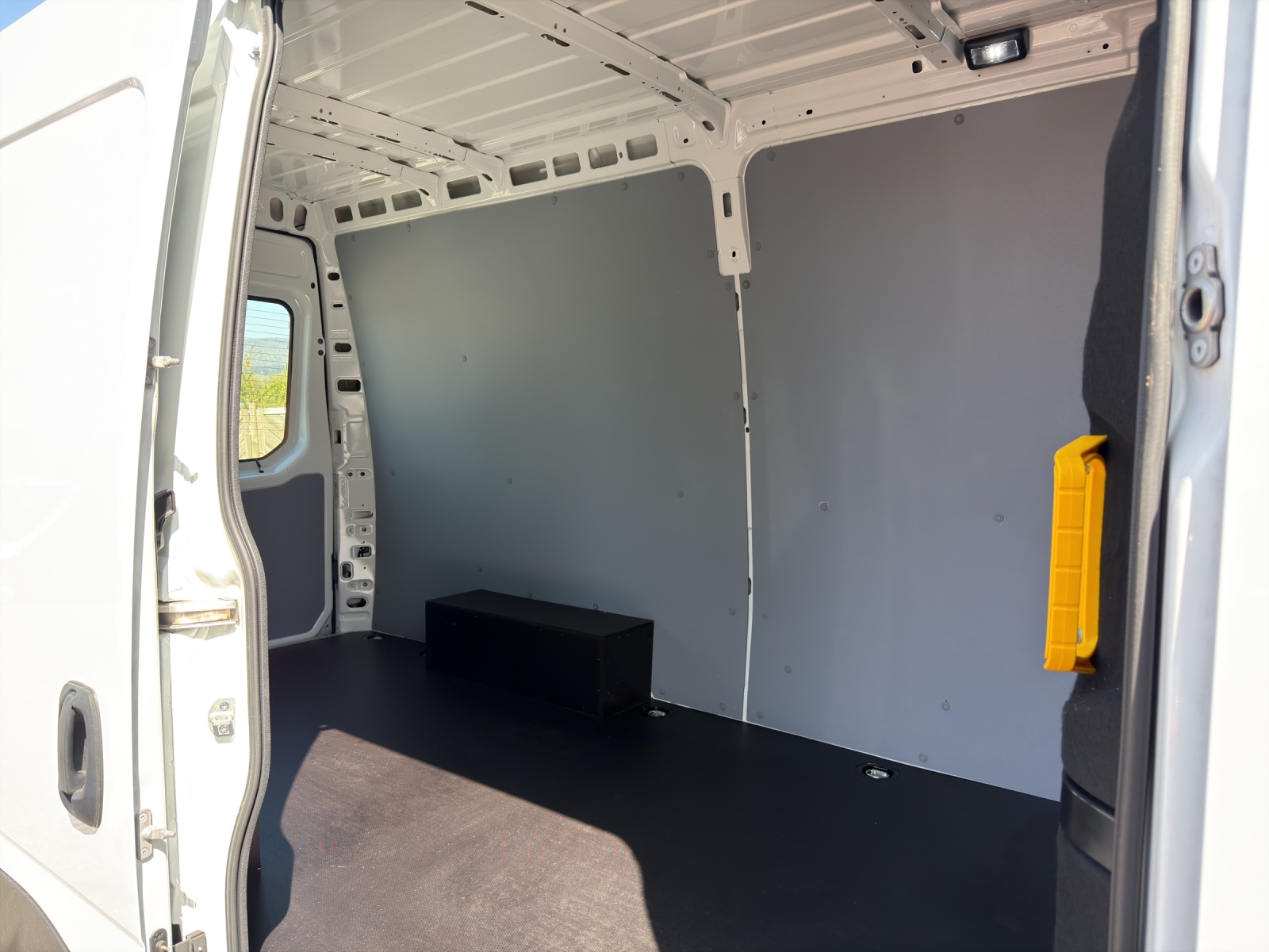 IVECO 35S14 EV-image-12