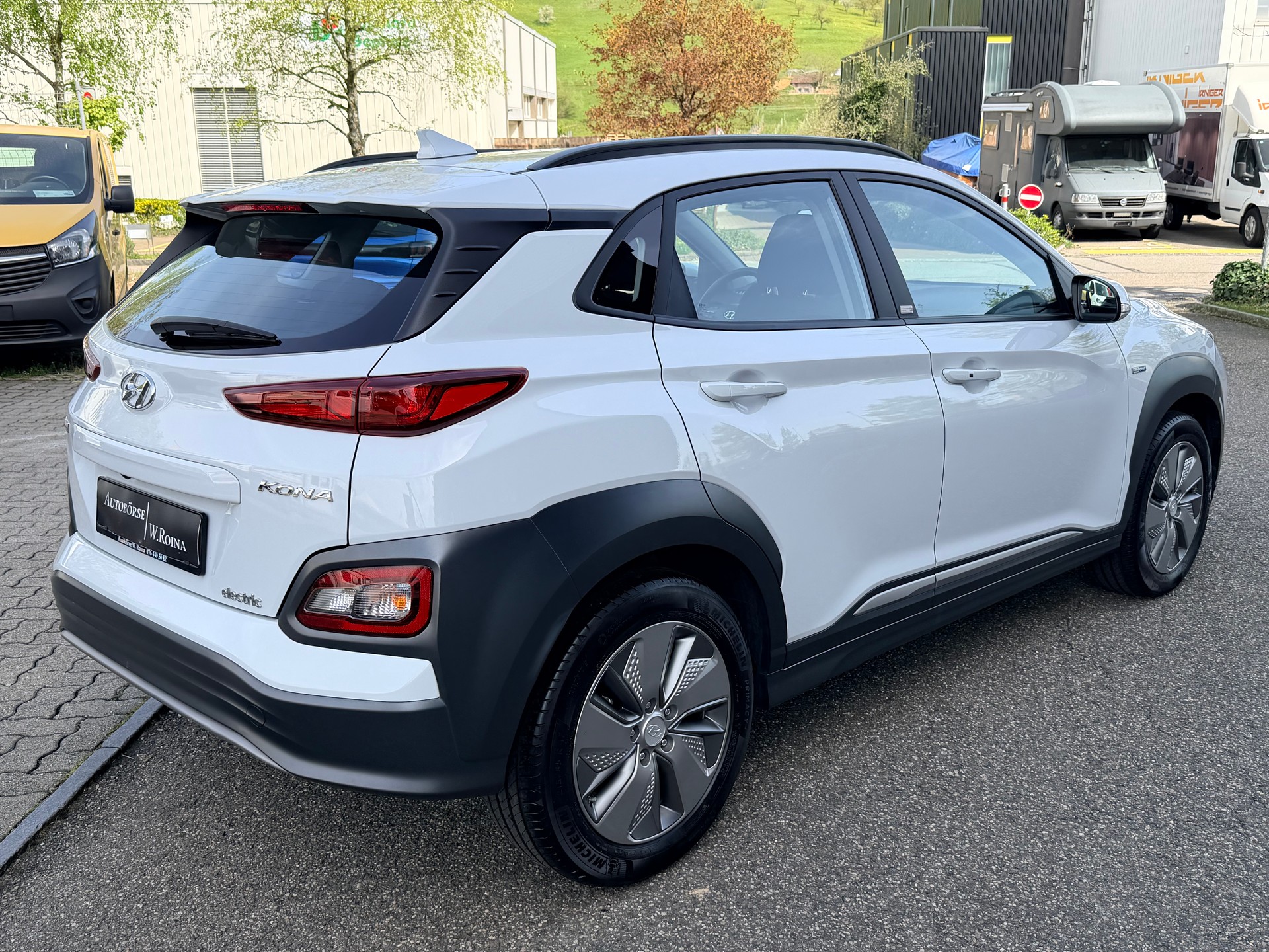 HYUNDAI Kona EV Amplia-showroom-element-2