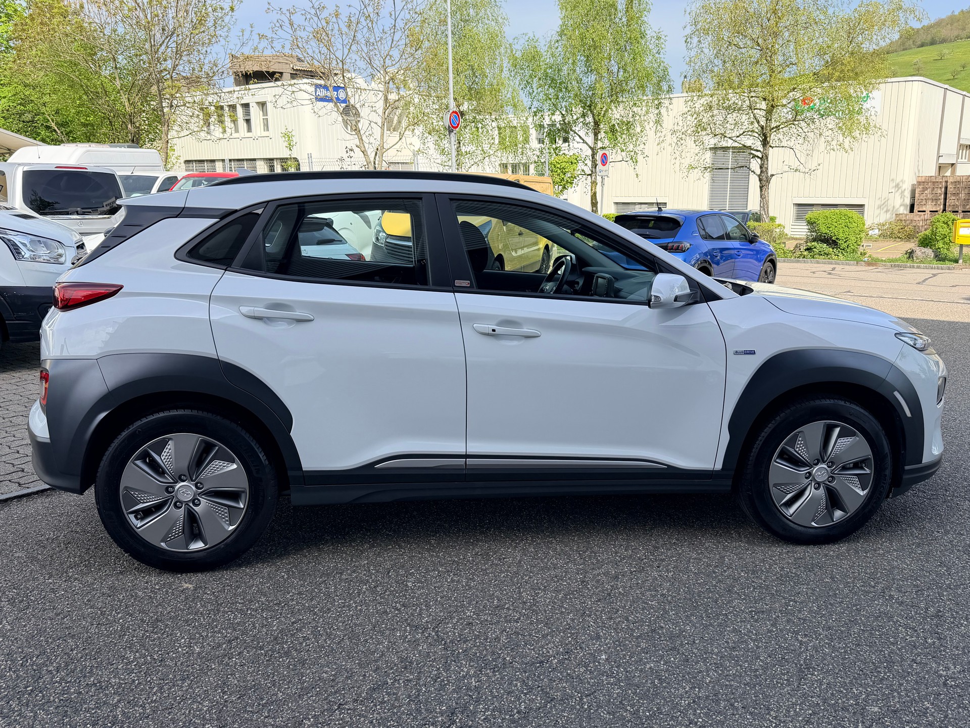 HYUNDAI Kona EV Amplia-showroom-element-1
