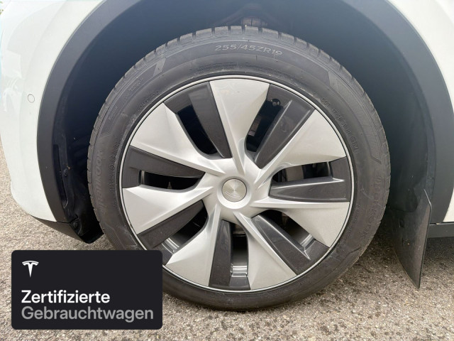 TESLA Model Y Long Range AWD-image-4