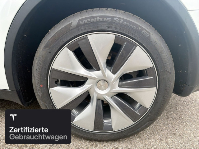 TESLA Model Y Long Range AWD-image-5