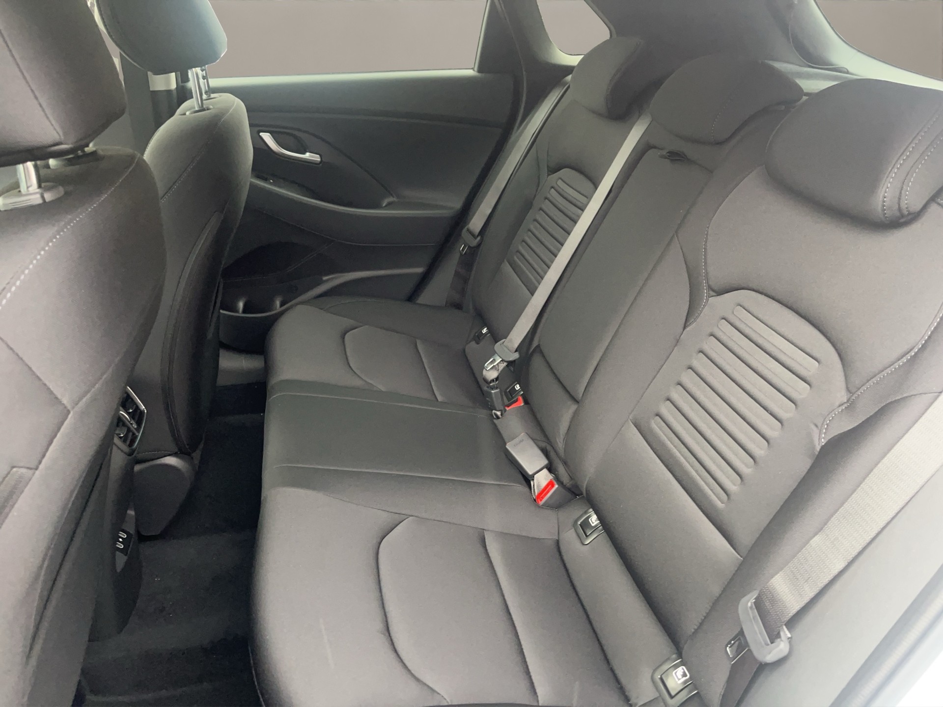 HYUNDAI i30 1.5 T-GDi Amplia 48V MH DCT-image-9