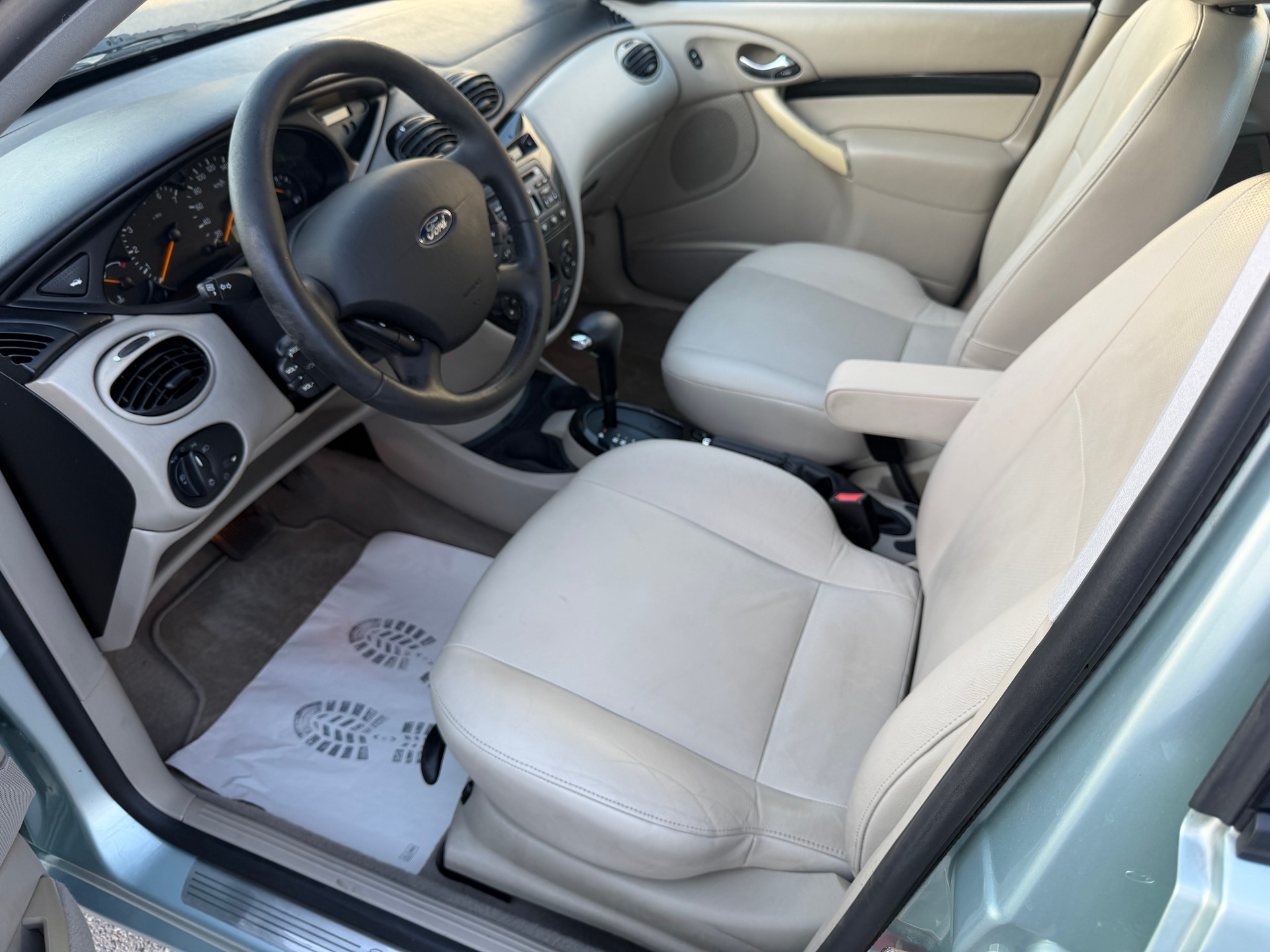 FORD Focus 2.0i 16V Ghia-image-6
