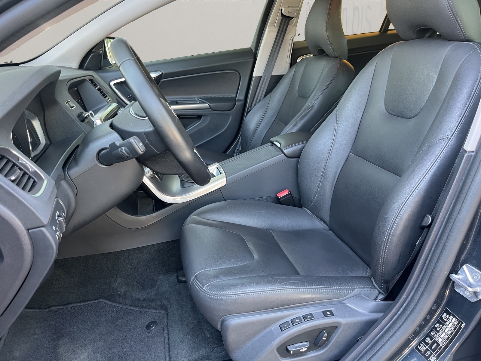 VOLVO V60 Cross Country 2.0 T5 Executive AWD S/S-image-9