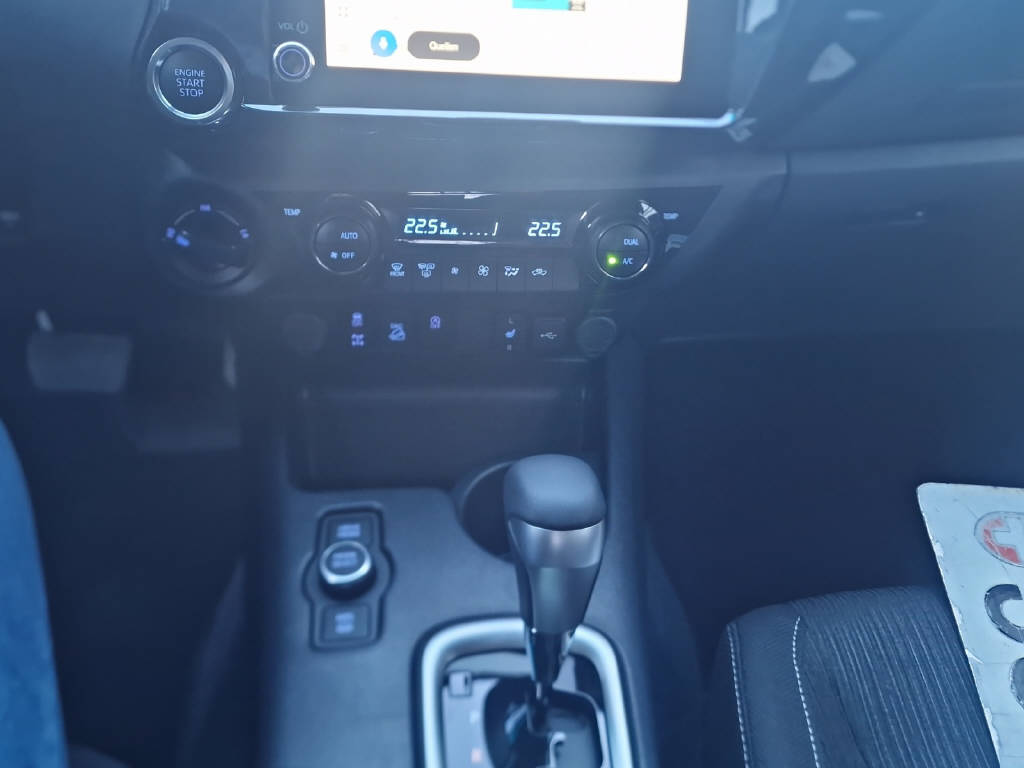 TOYOTA Hilux 2.8d MHEV Style Double Cab 4x4-image-11