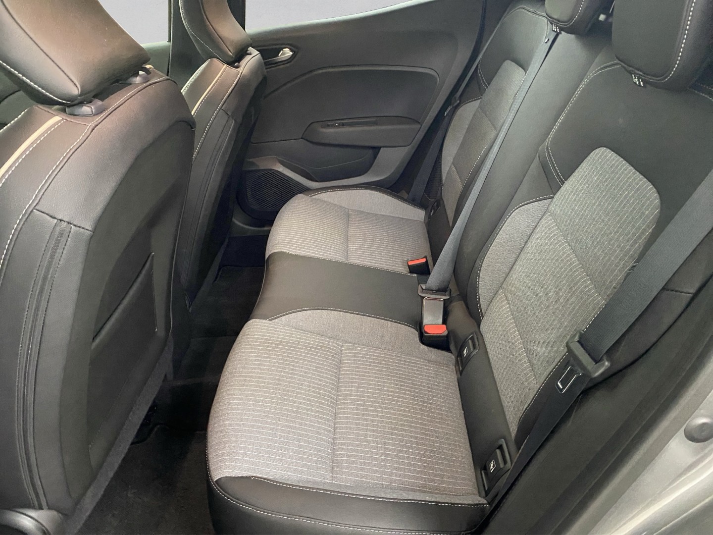 RENAULT Clio 1.6 E-Tech Techno-image-9