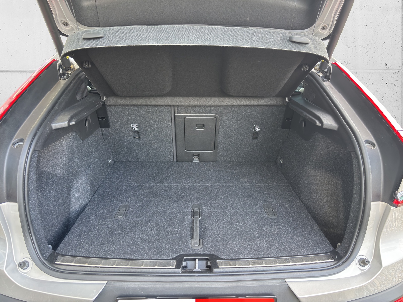 VOLVO C40 Recharge P6 Pure Electric Ultimate mit Panoramadach, Wärmepume & fortl. Werksgarantie bis 09.2028-image-7