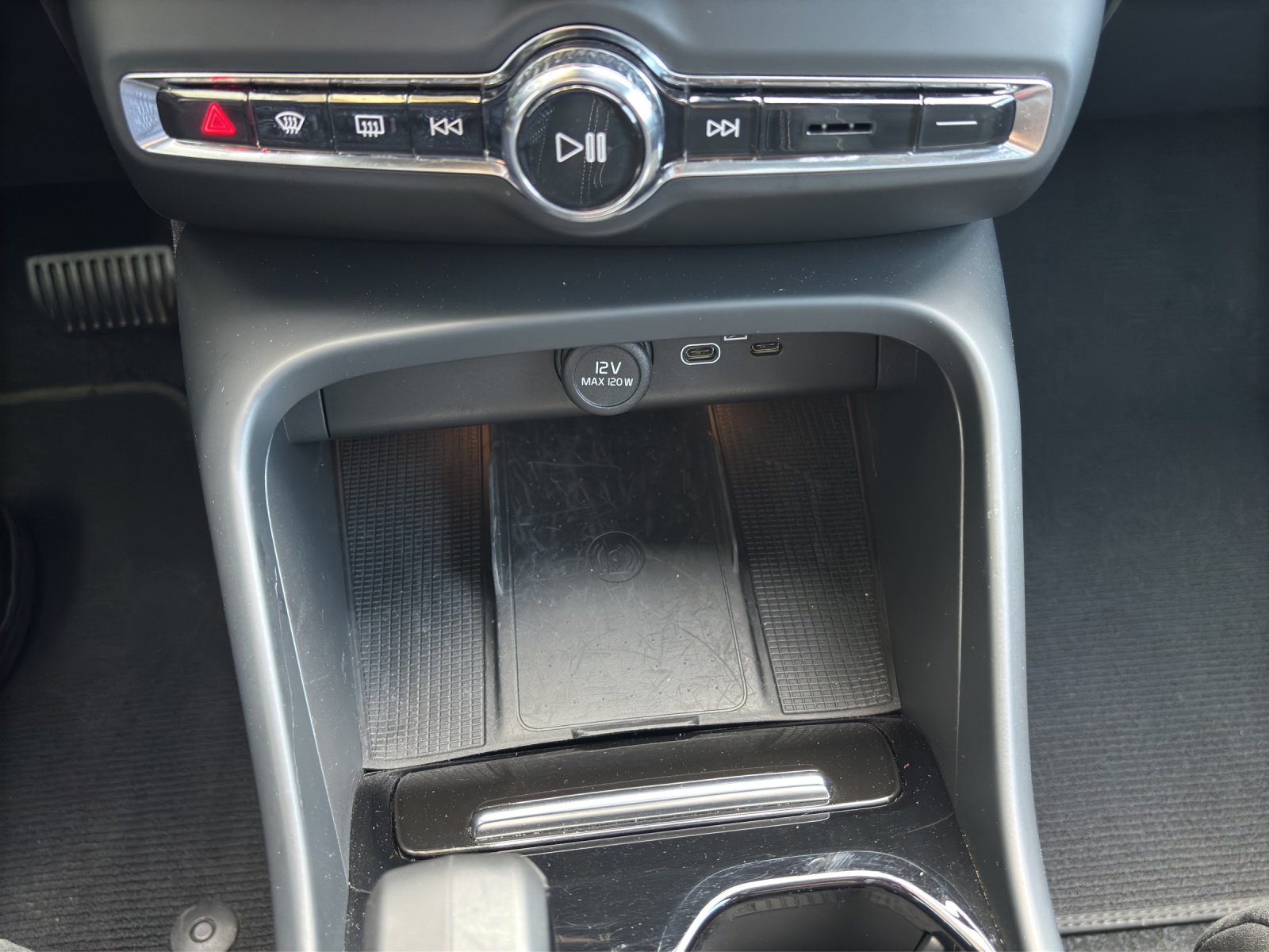 VOLVO C40 Recharge P6 Pure Electric Ultimate mit Panoramadach, Wärmepume & fortl. Werksgarantie bis 09.2028-image-13