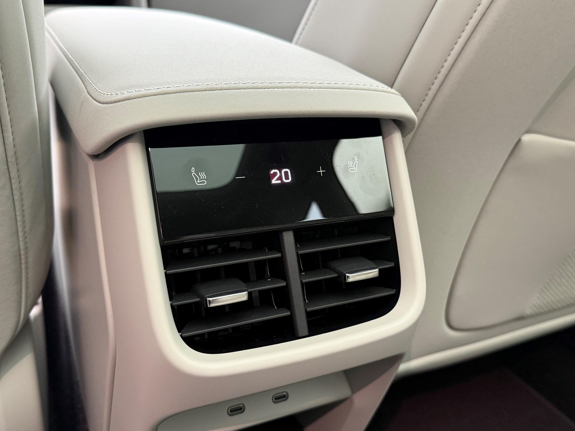VOLVO EX60 Twin Ultra AWD-image-16