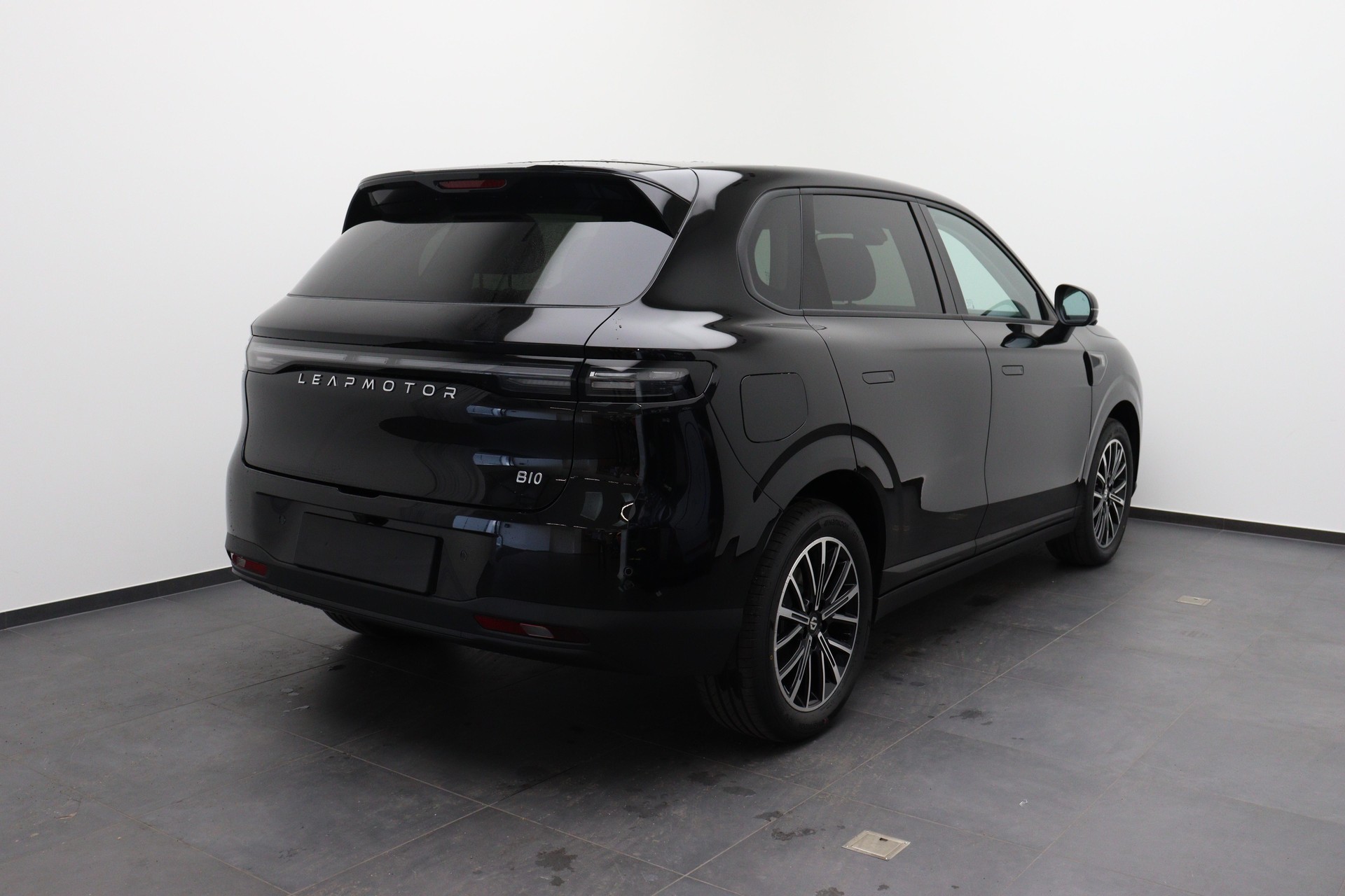 LEAPMOTOR B10 Design 1.5 Hybrid EV-showroom-element-1