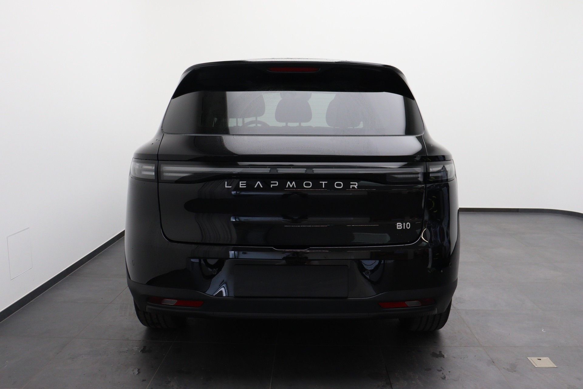 LEAPMOTOR B10 Design 1.5 Hybrid EV-showroom-element-3