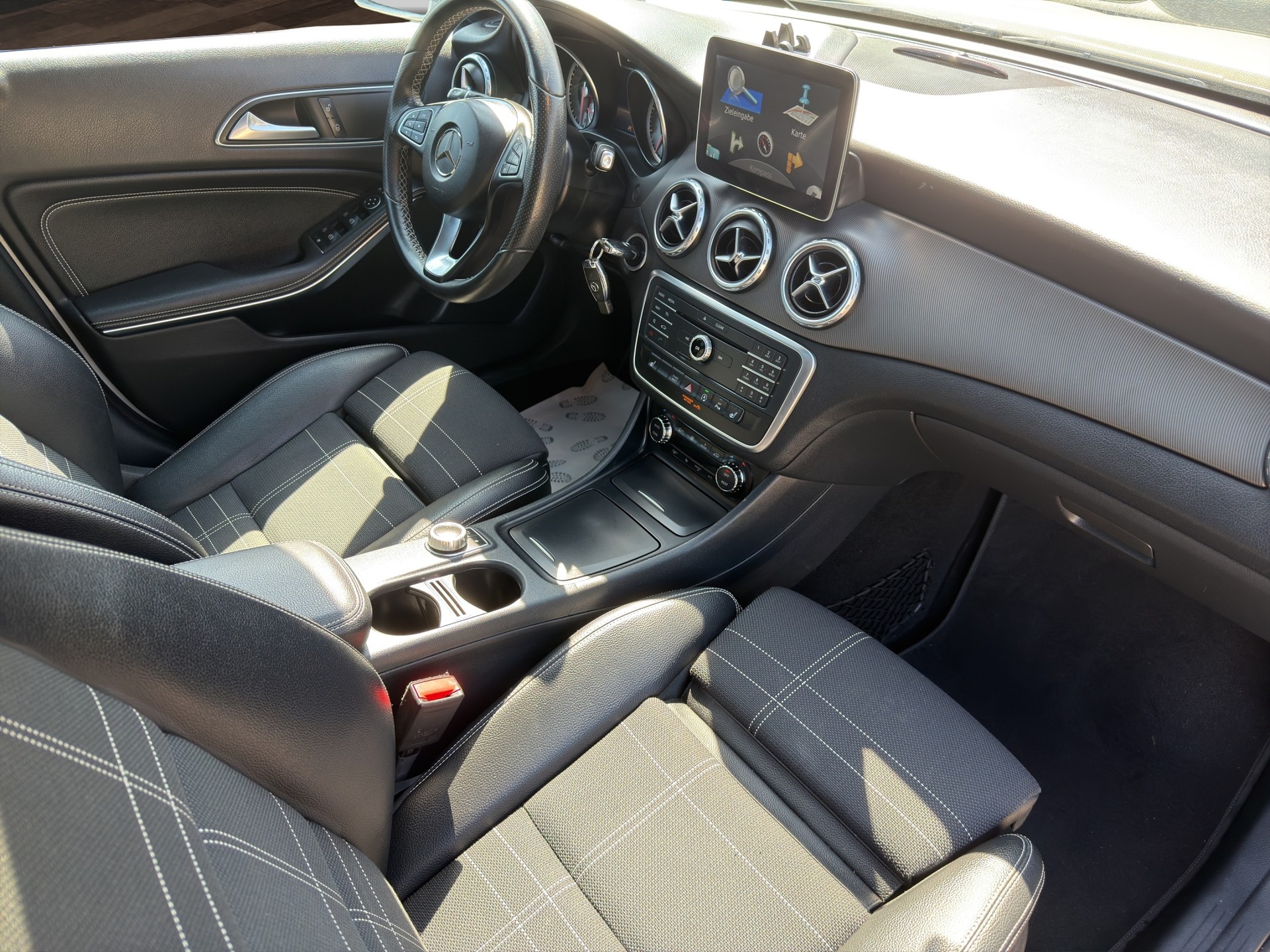 MERCEDES-BENZ GLA 200 Urban 7G-DCT-image-14