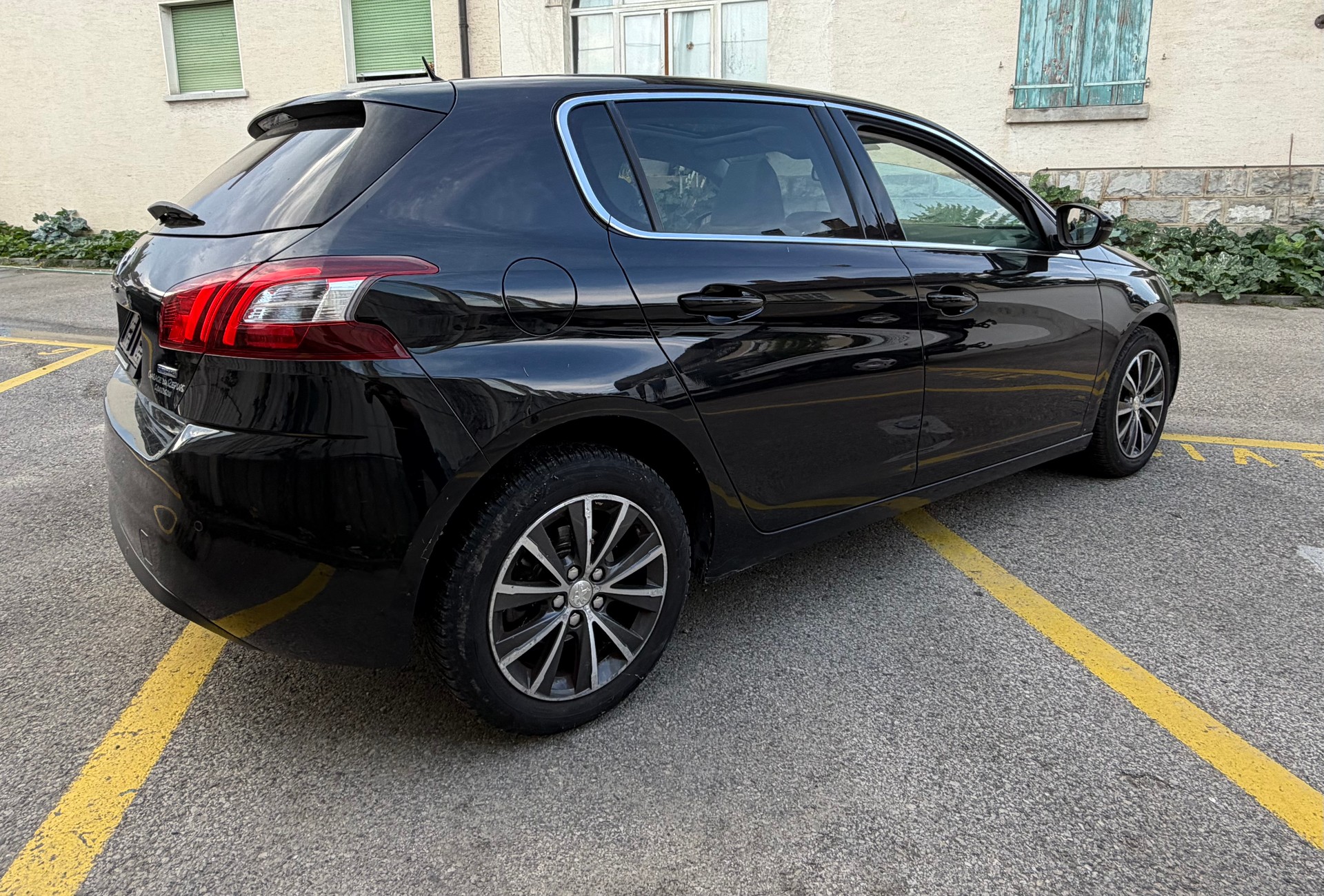 PEUGEOT 308 1.2 THP Allure-image-4