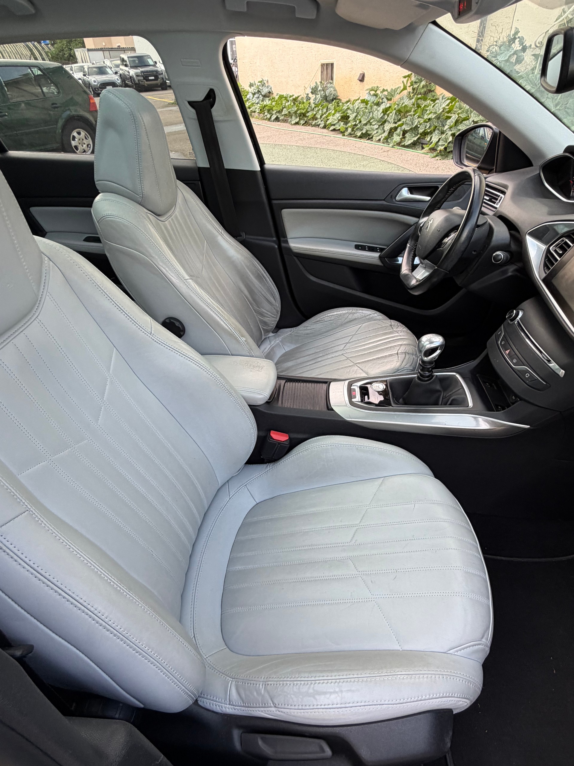 PEUGEOT 308 1.2 THP Allure-image-12