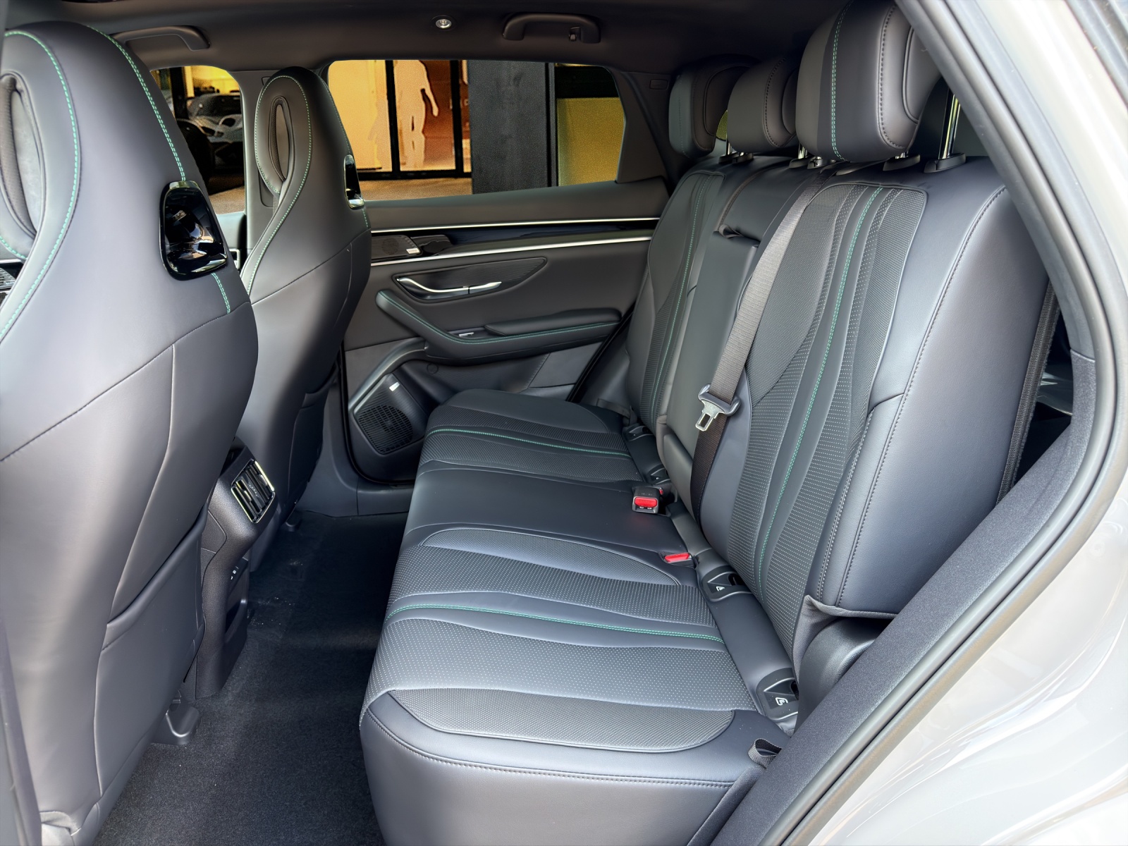 BYD Seal U DM-i Design AWD / Voll Ausstattung-image-8