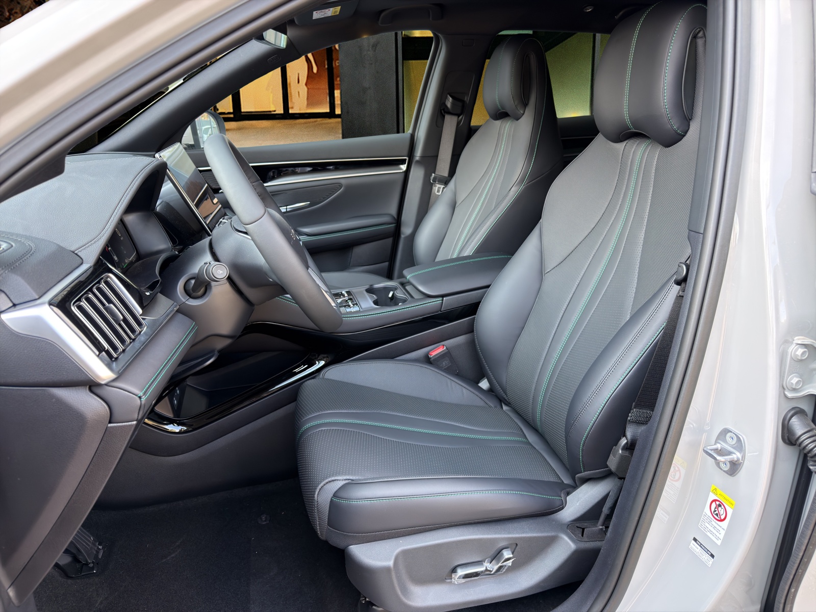 BYD Seal U DM-i Design AWD / Voll Ausstattung-image-7